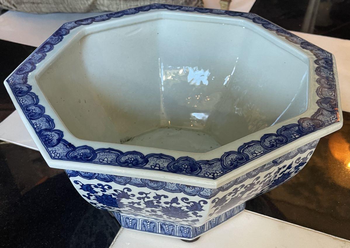 Beautiful Chinese Blue and White Chinese Hexagonal Planter In Good Condition For Sale In Palm Beach, FL