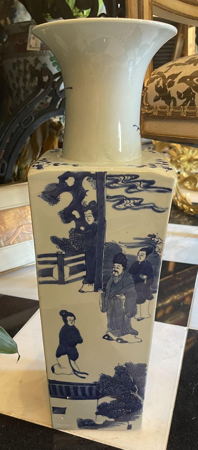 Beautiful Chinese Blue and White Porcelain Vase In Good Condition For Sale In Palm Beach, FL