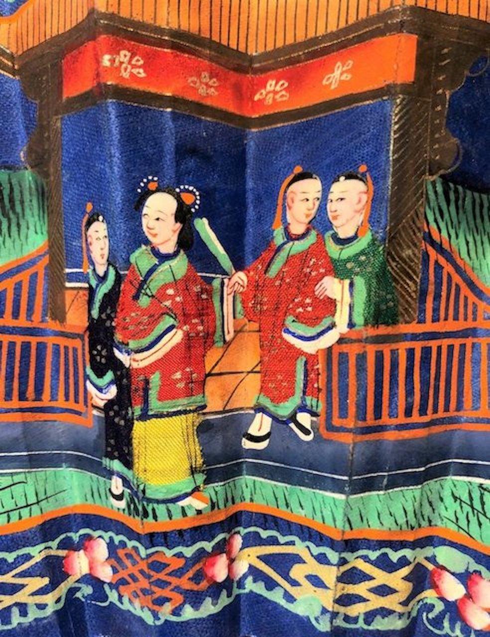 Schöner chinesischer Fächer aus Kanton aus dem 19. Jahrhundert aus Knochen, Papier und Seide.

Abmessungen: H: 49cm, B: 28cm, T: 2cm.

 