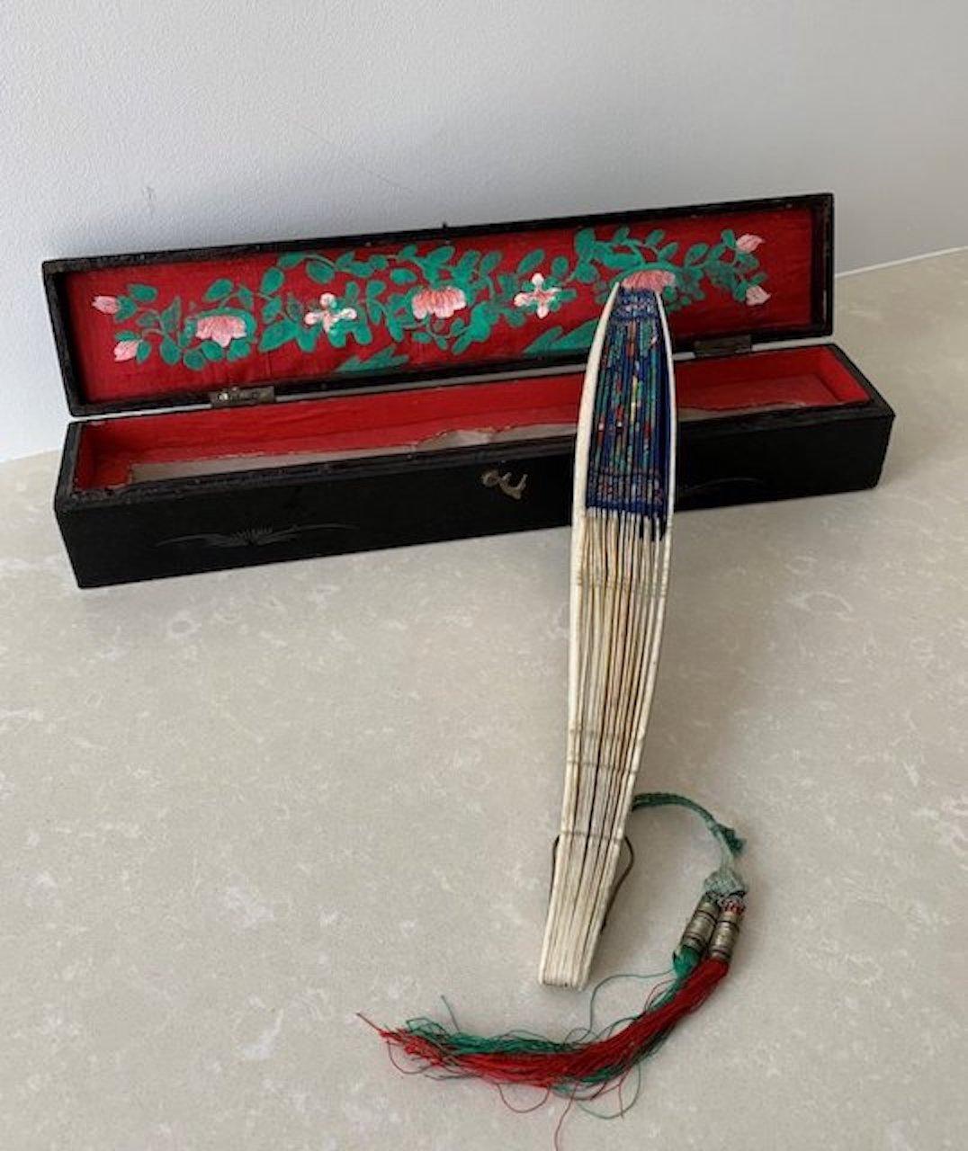 Beautiful Chinese fan of Canton of the 19th Century For Sale 3