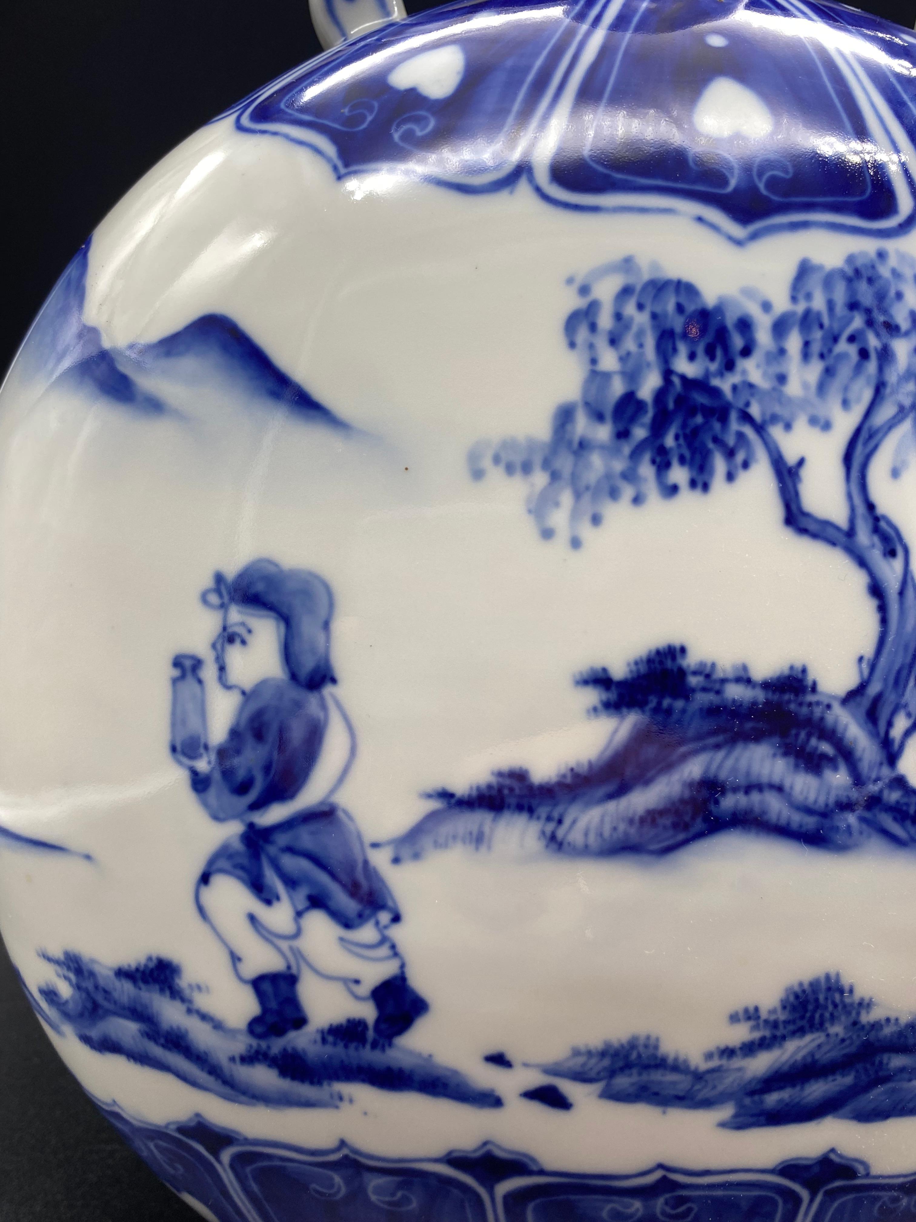 Magnifique vase gourde chinois en porcelaine blanche et bleue Bon état - En vente à Beuzevillette, FR