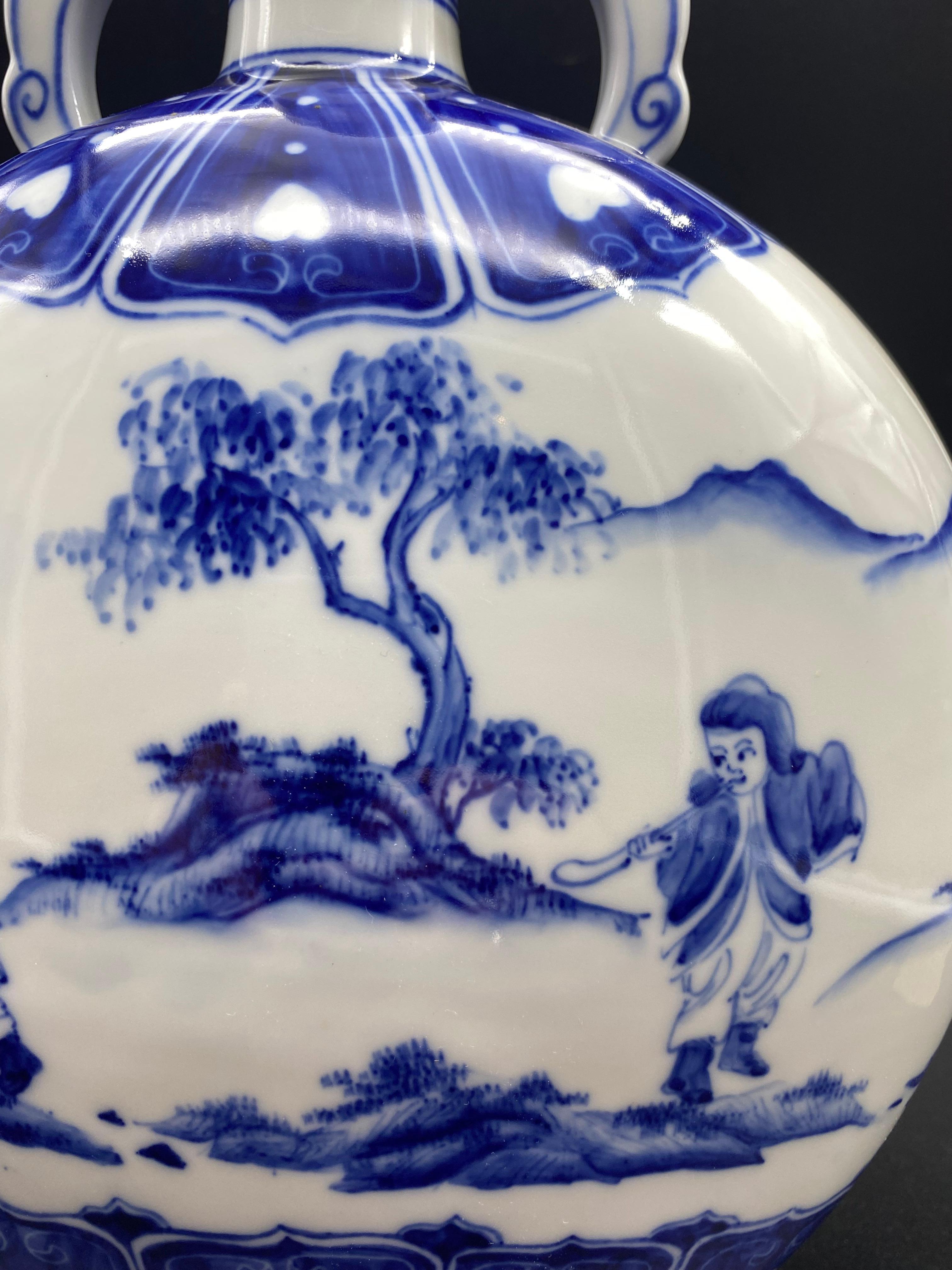 20ième siècle Magnifique vase gourde chinois en porcelaine blanche et bleue en vente