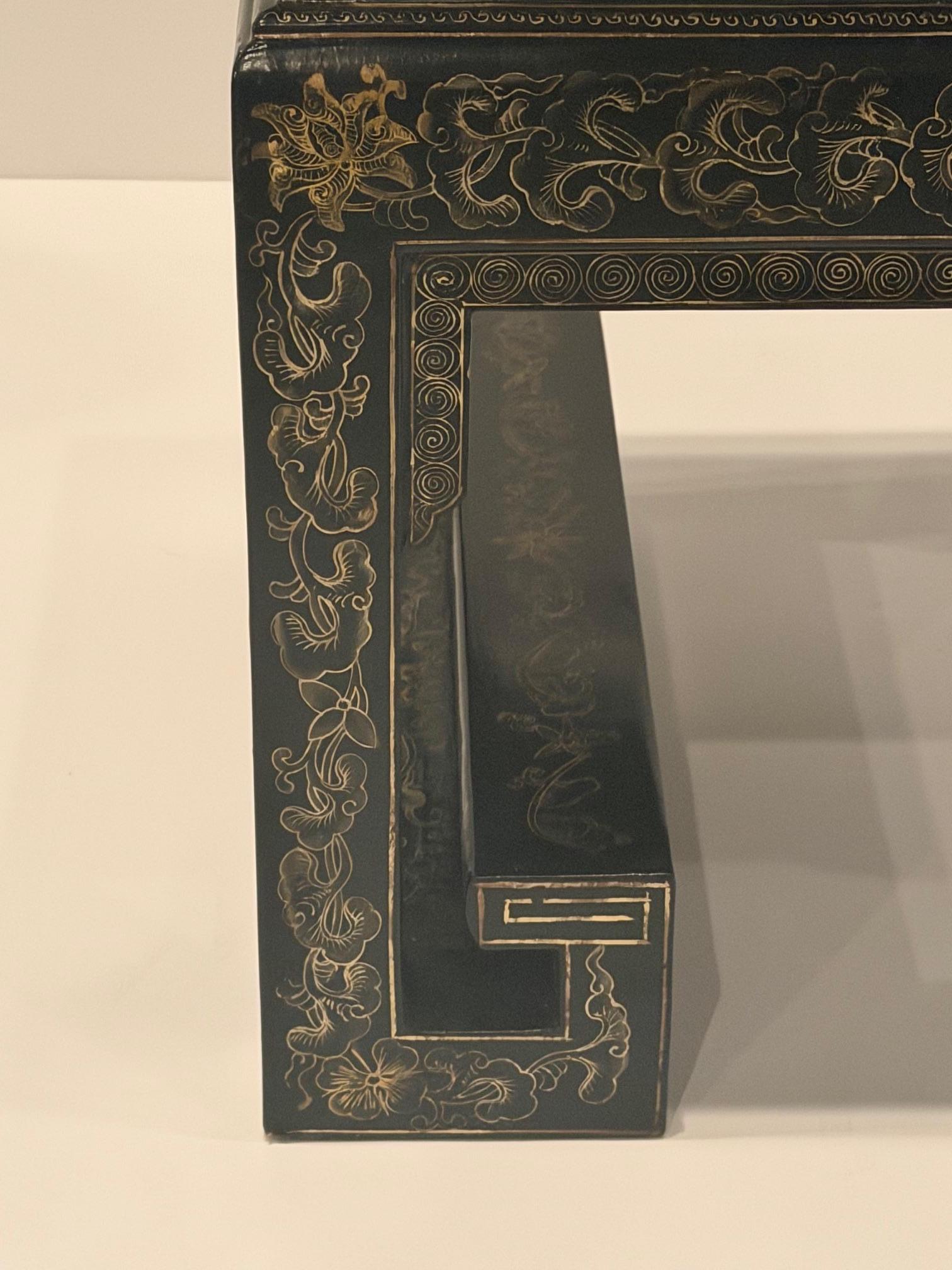 Magnifique table basse chinoise laquée en vente 3