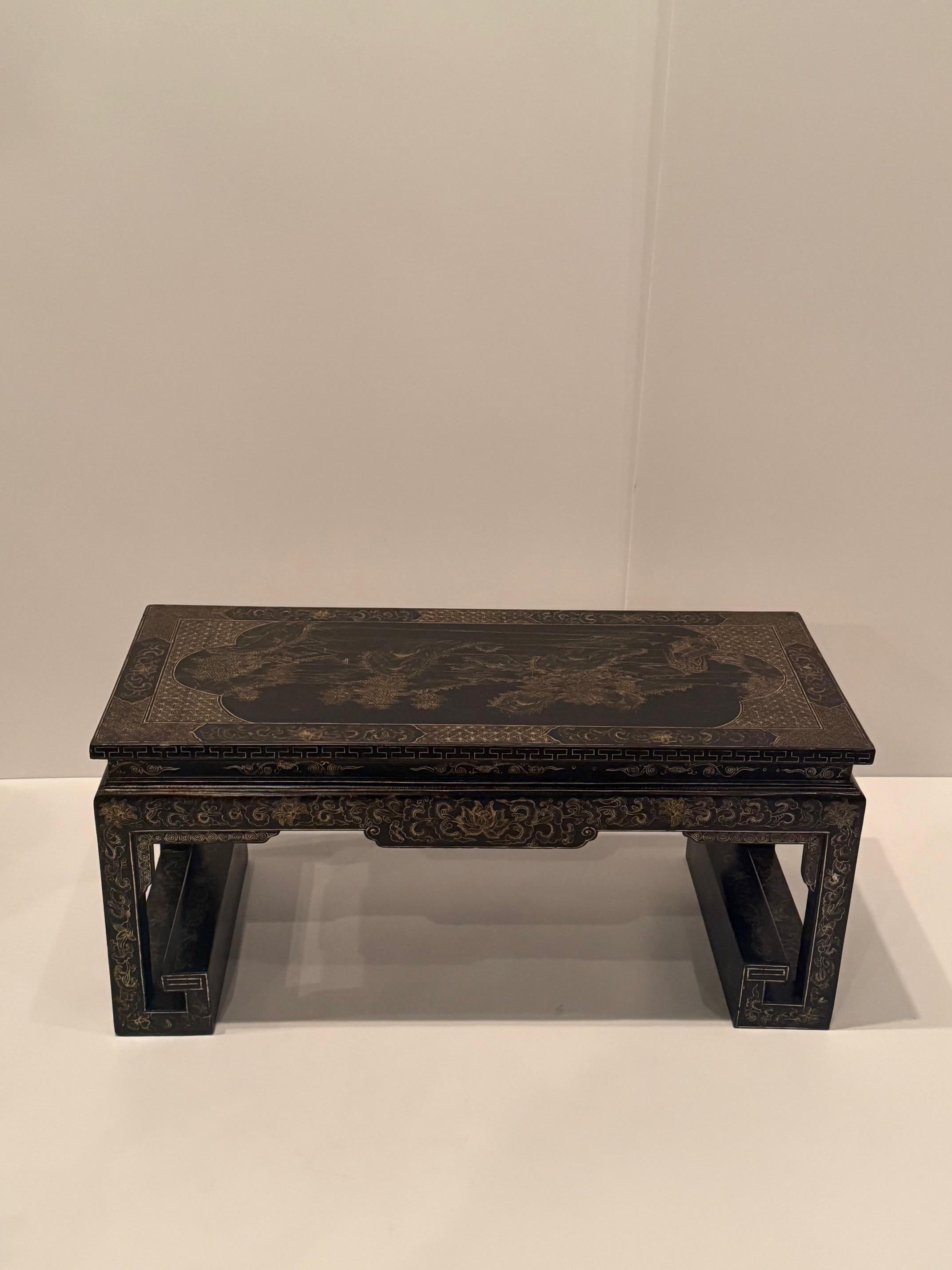 Magnifique table basse chinoise laquée en vente 5