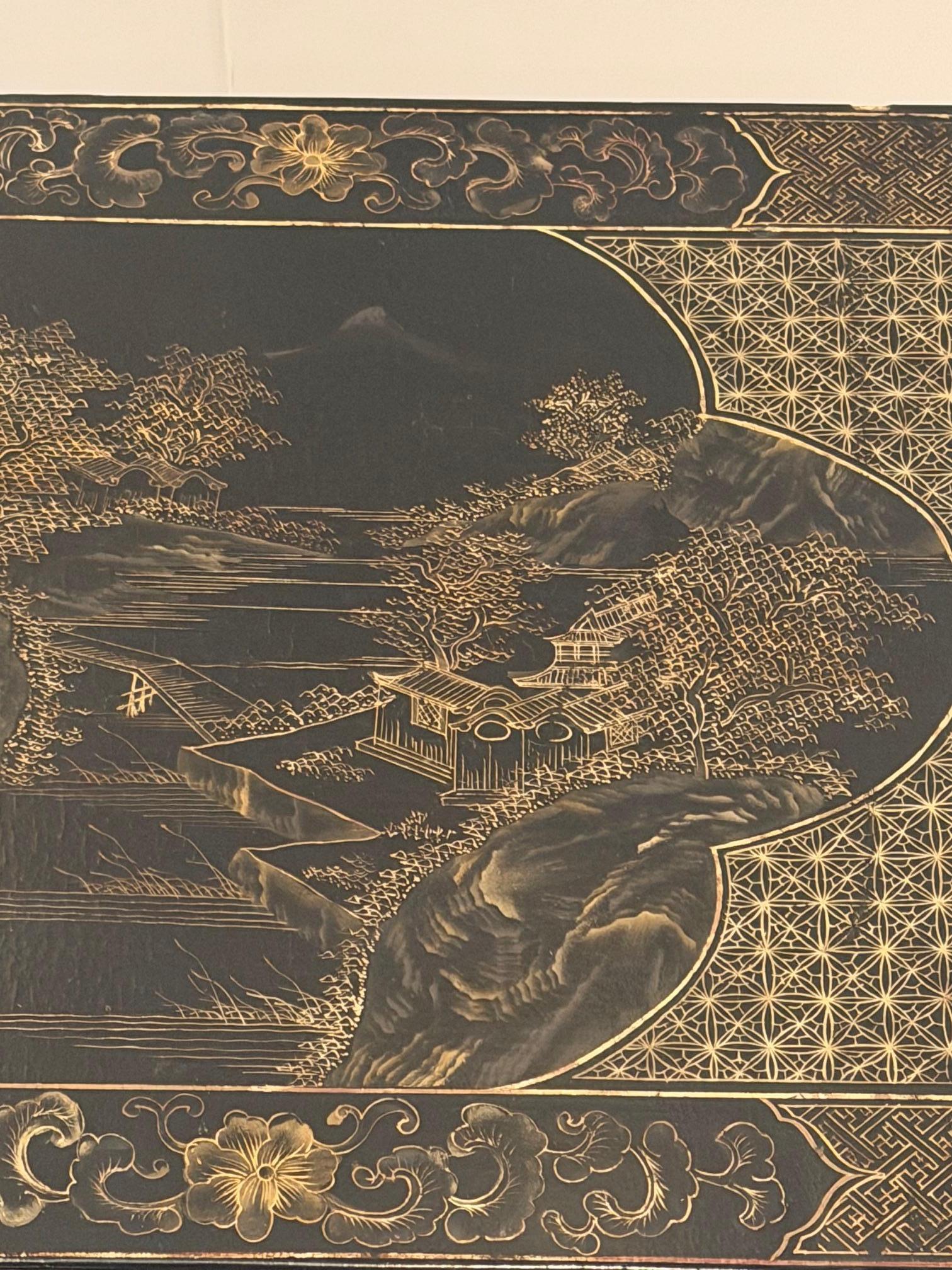 Magnifique table basse chinoise laquée Bon état - En vente à Hopewell, NJ