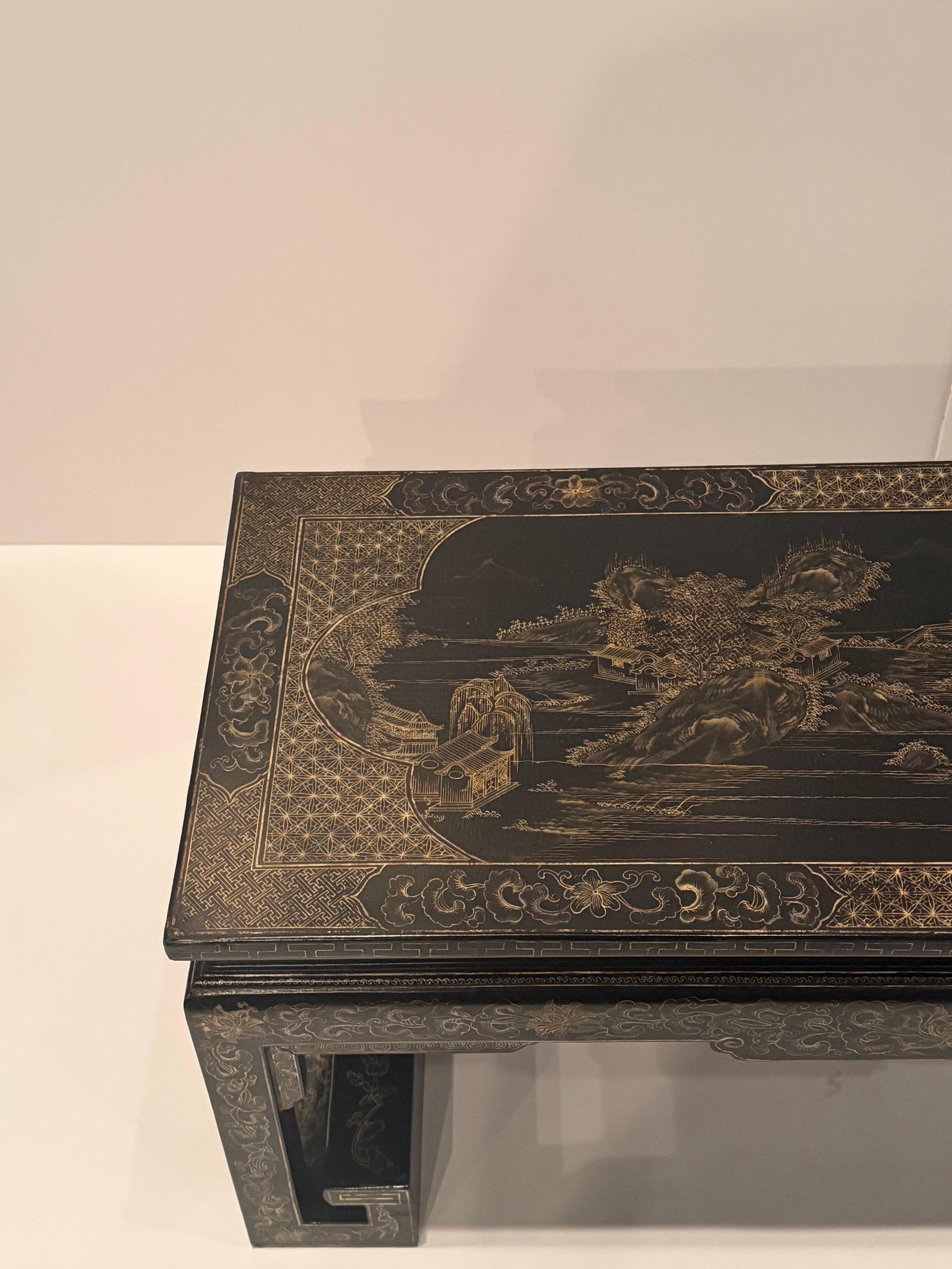 Magnifique table basse chinoise laquée en vente 1