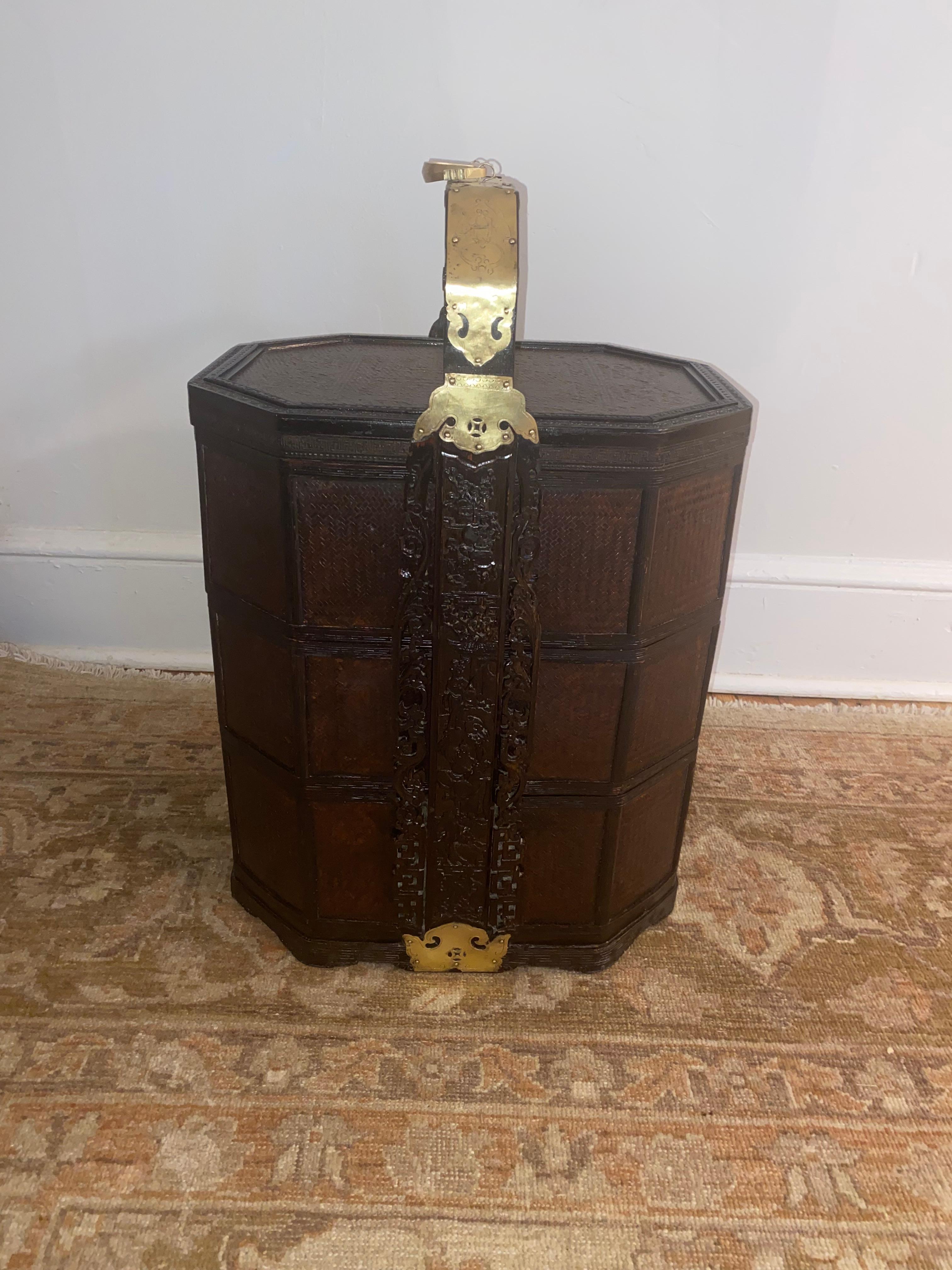Magnifique panier de mariage chinois en osier tressé et bois sculpté.  Poignées décoratives en laiton.  Contient 3 plateaux empilés et un couvercle.