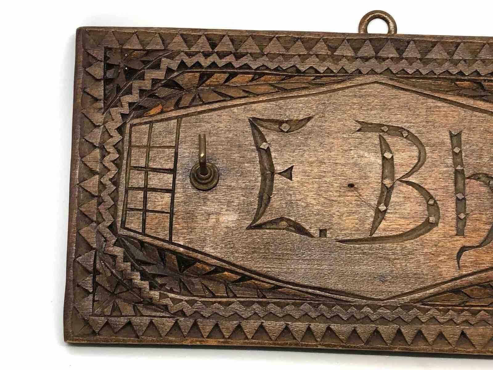 Hermosa tabla para colgar llaves tallada en astilla Arte popular alemán antiguo, 1900 Victoriano en venta