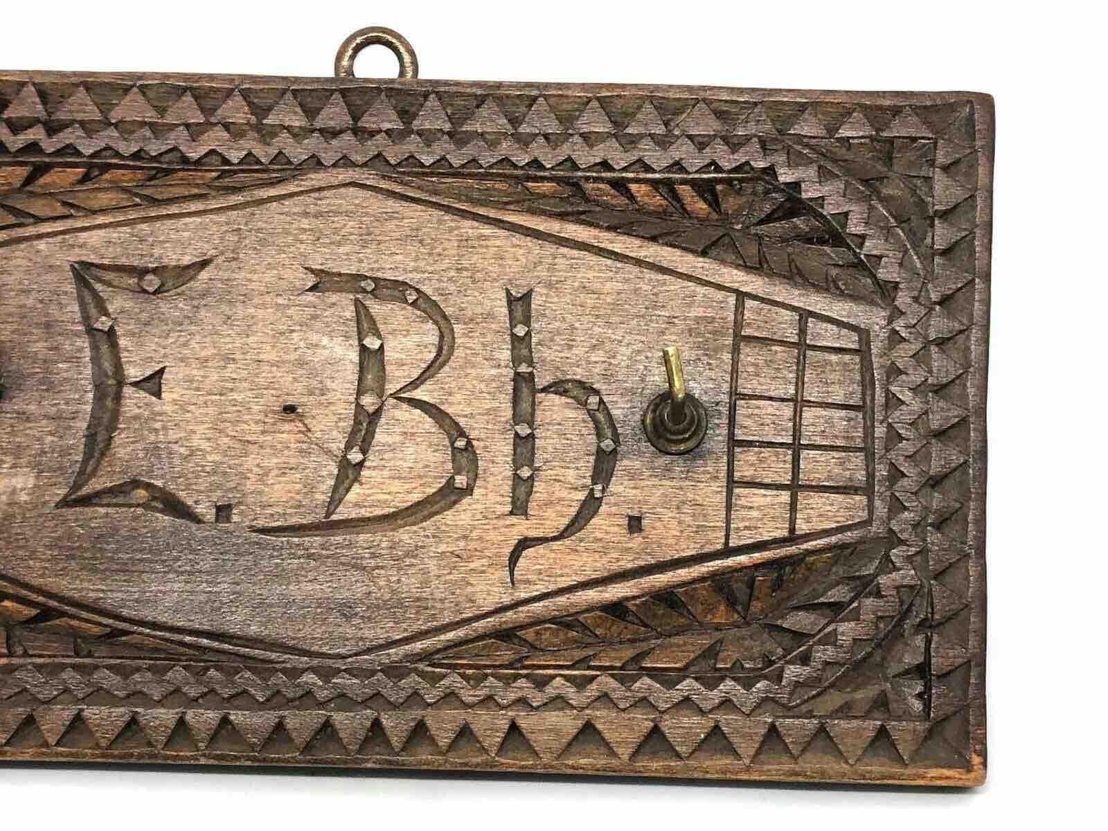 Hermosa tabla para colgar llaves tallada en astilla Arte popular alemán antiguo, 1900 Alemán en venta