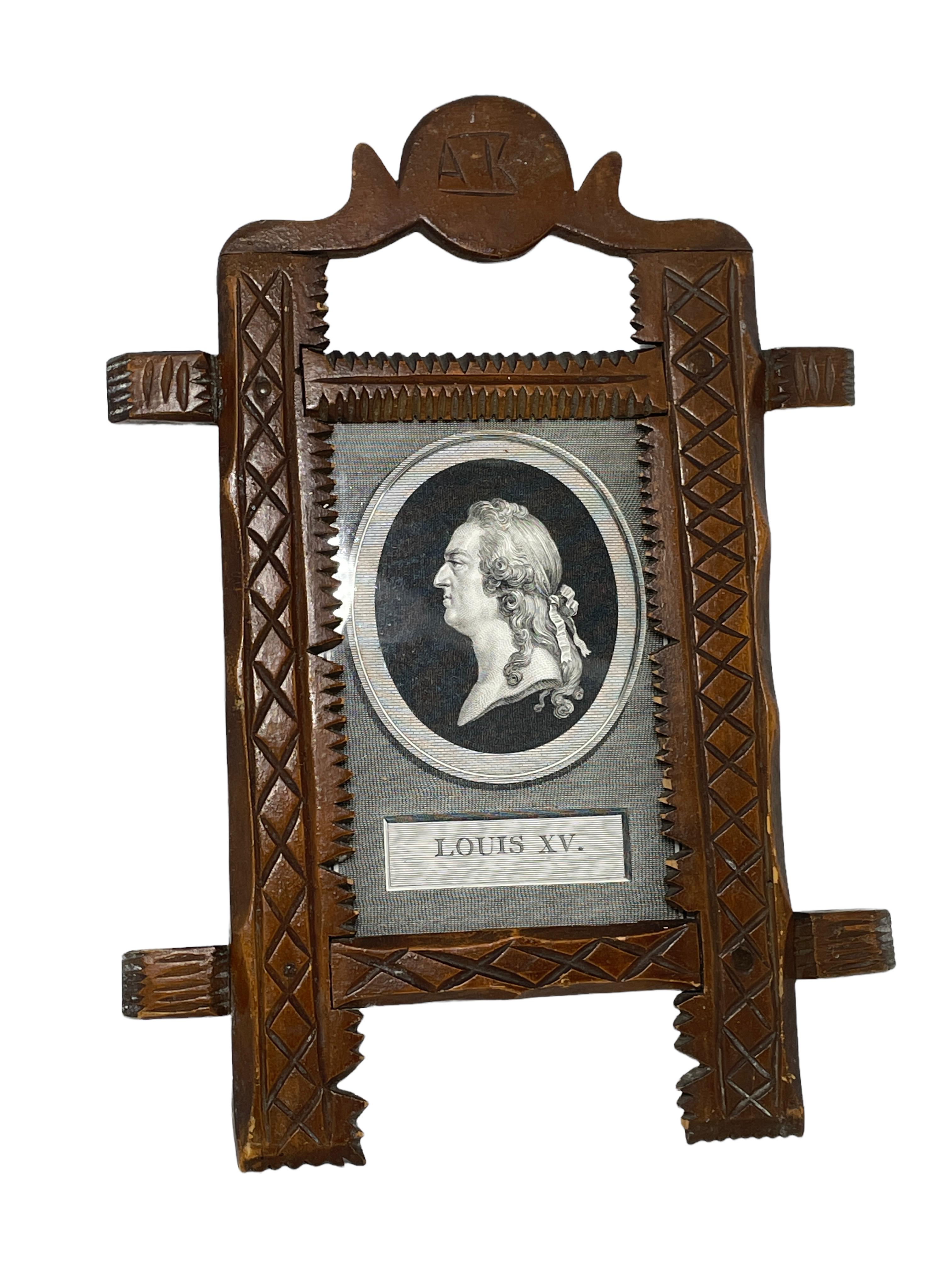 Un joli cadre photo en bois sculpté à la main, fabriqué en Suède, avec une impression du roi Louis XV. de France. Trouvé dans une vente de succession à Stockholm, Suède. Il n'est pas marqué. Un bel ajout à votre collection. Il est en très bon état