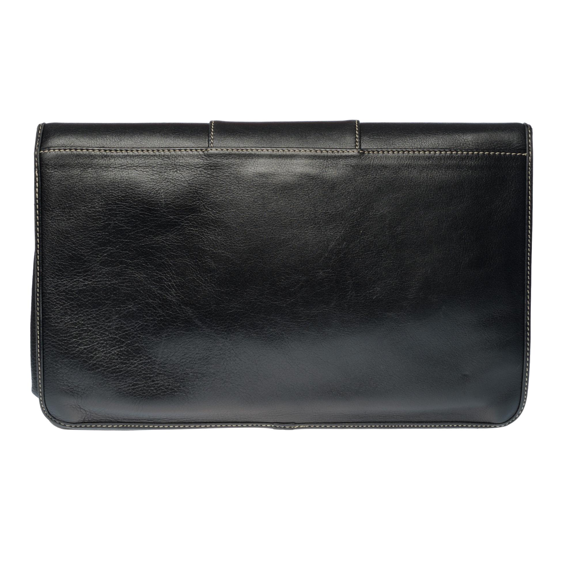 Magnifique pochette Christian Dior en cuir noir, surpiqûres blanches, quincaillerie en métal argenté.
Rabat avec logo CD et fermeture par bouton poussoir.
Intérieur en cuir noir, 1 poche zippée.
Signature : 