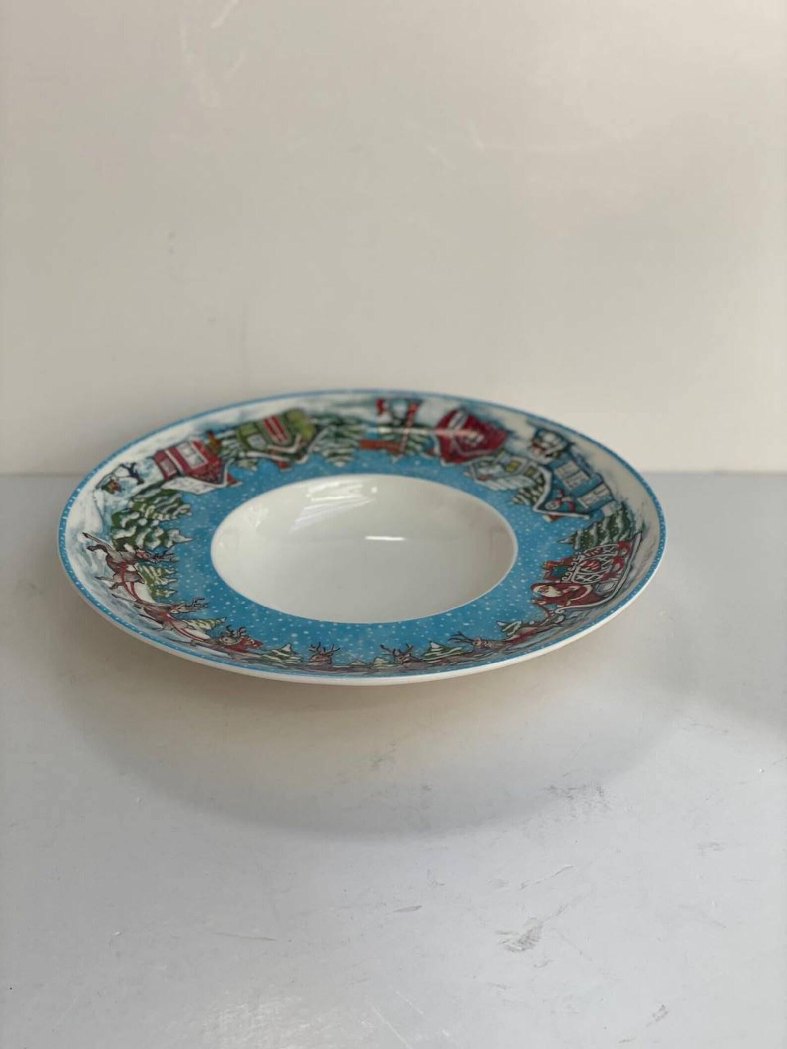 Belle assiette de Noël de Villeroy & Boch. 

Porcelaine de qualité supérieure. 

Édition limitée. 

 La collection Noël d'hiver comprend, entre autres, un bol fonctionnel pour le service. 

La collection créée pour l'hiver, les réunions de Noël avec