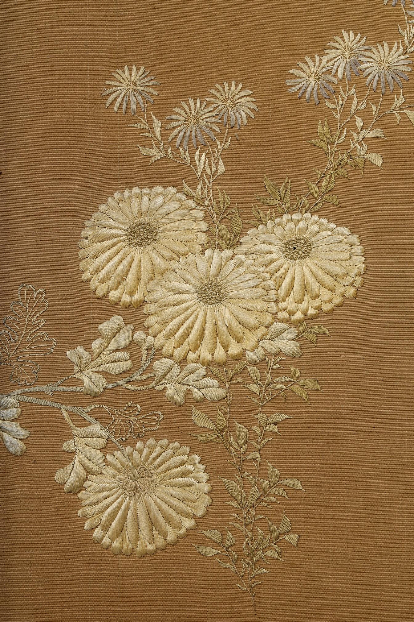 Beautiful Chrysanthemum screen with the Honda clan coat of arms. Meiji Japan 3