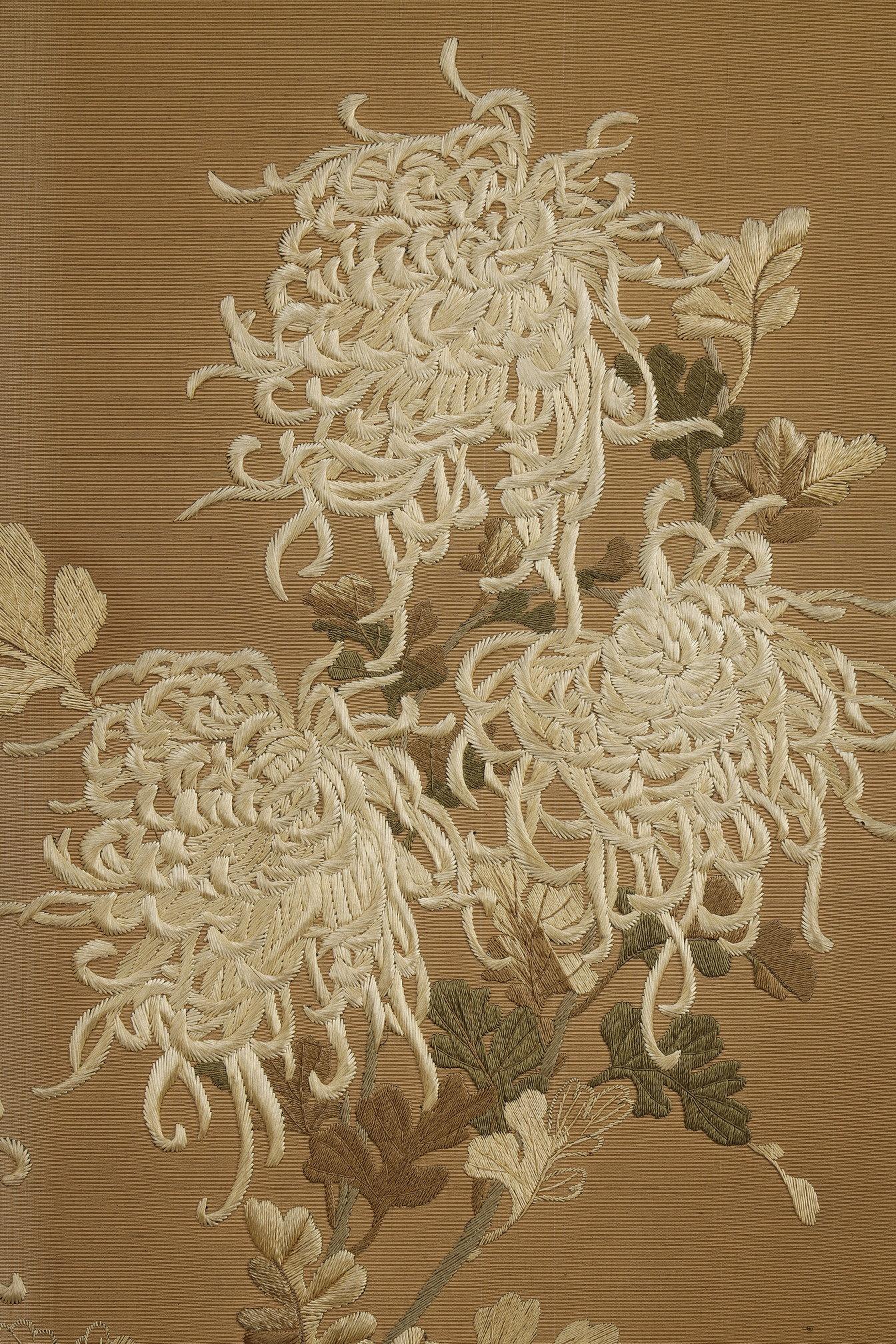 Beautiful Chrysanthemum screen with the Honda clan coat of arms. Meiji Japan 4