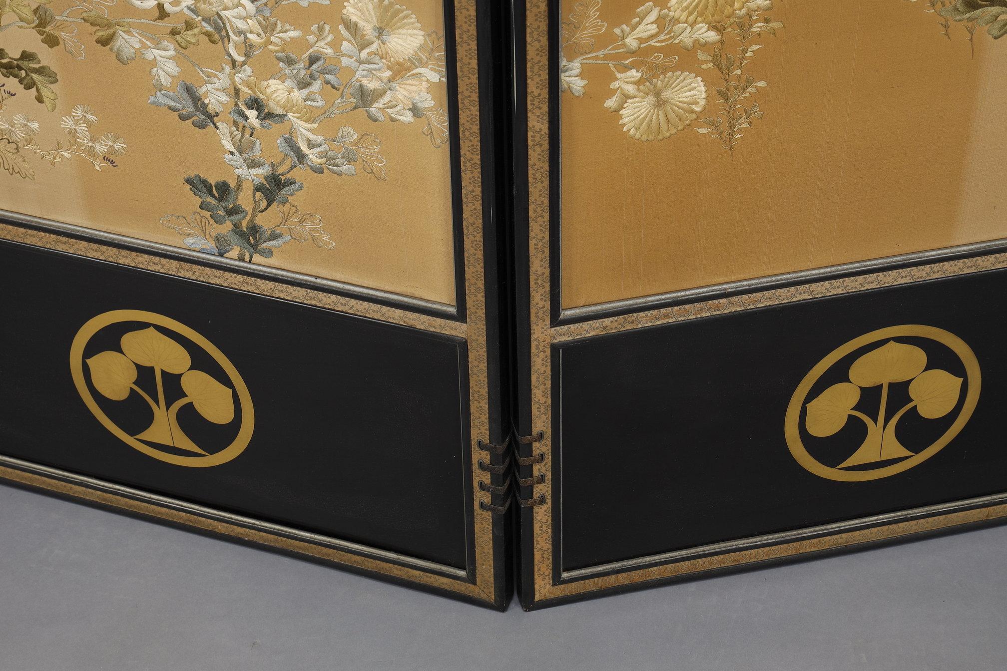 Beautiful Chrysanthemum screen with the Honda clan coat of arms. Meiji Japan 7