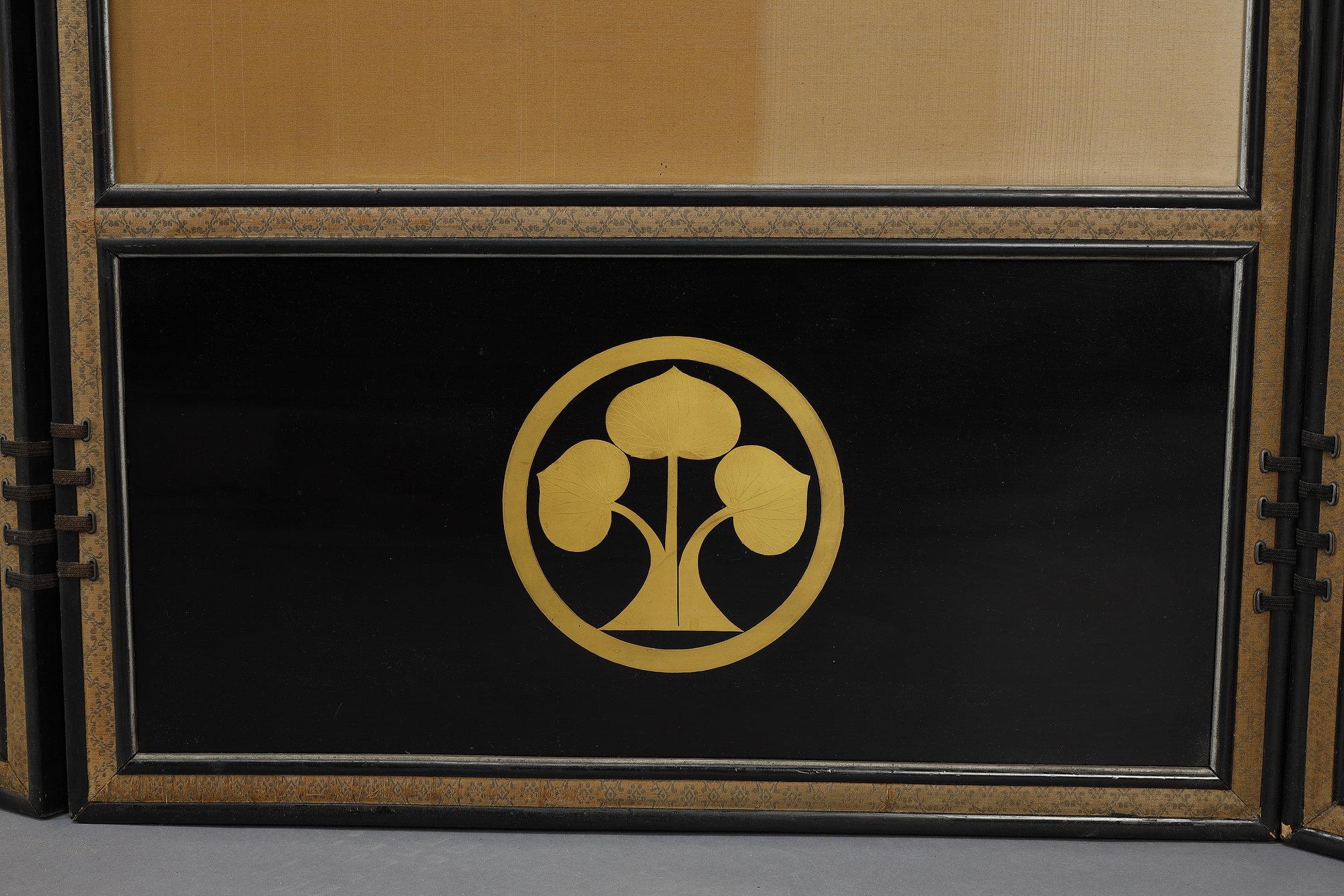 Beautiful Chrysanthemum screen with the Honda clan coat of arms. Meiji Japan 8