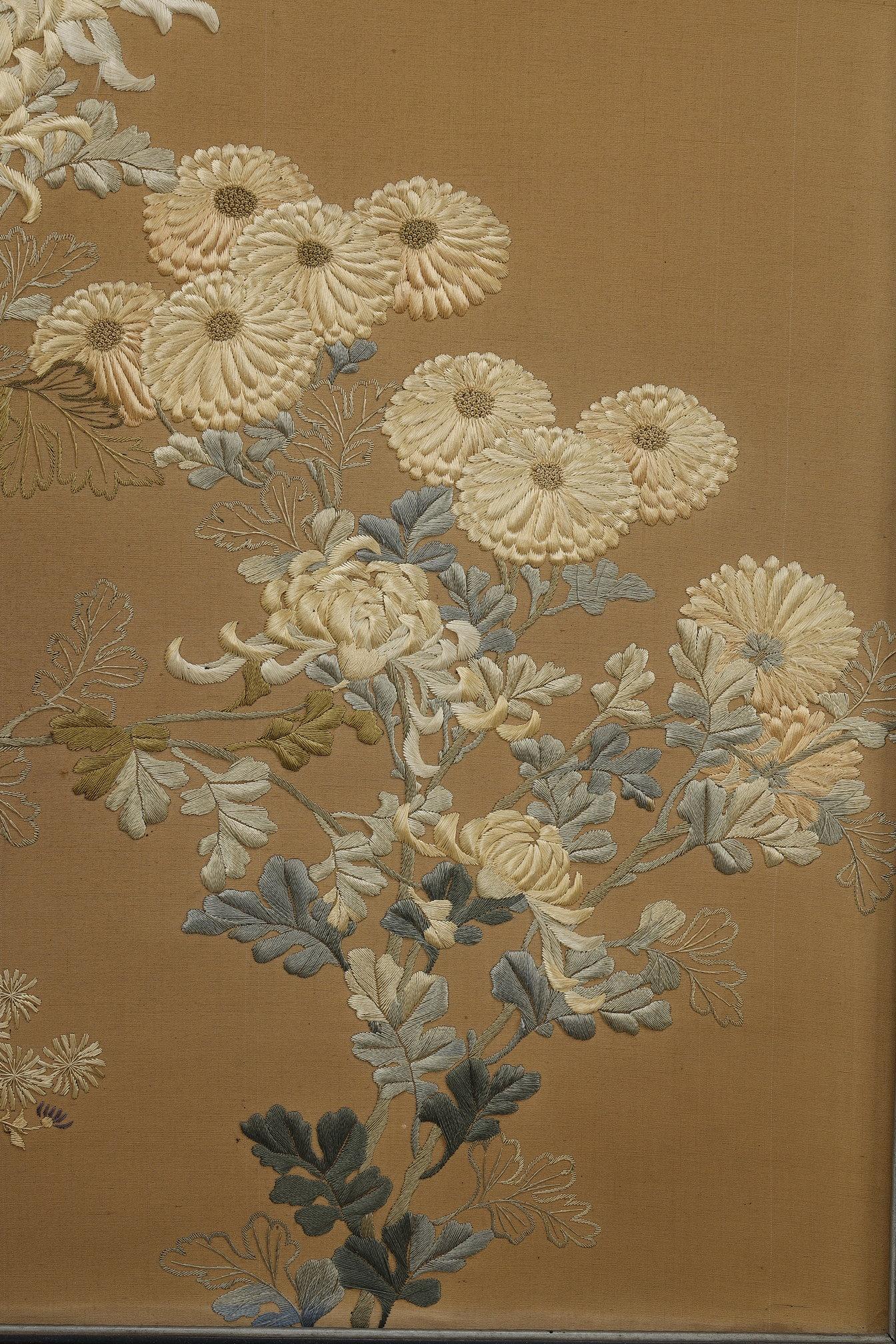 Beautiful Chrysanthemum screen with the Honda clan coat of arms. Meiji Japan In Good Condition In Paris, FR