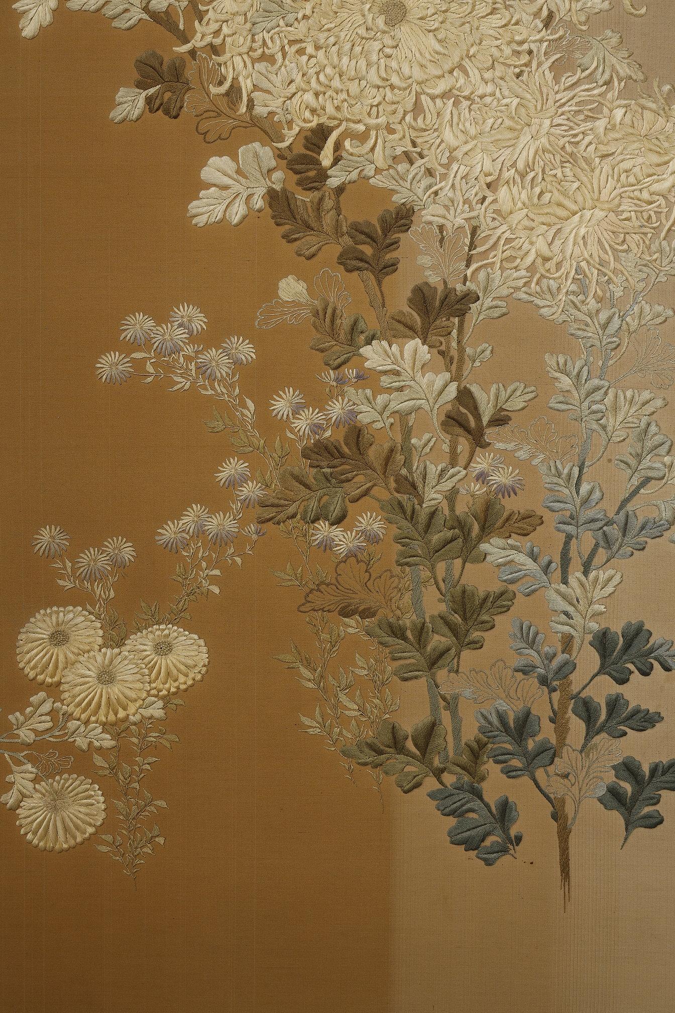 Beautiful Chrysanthemum screen with the Honda clan coat of arms. Meiji Japan 1