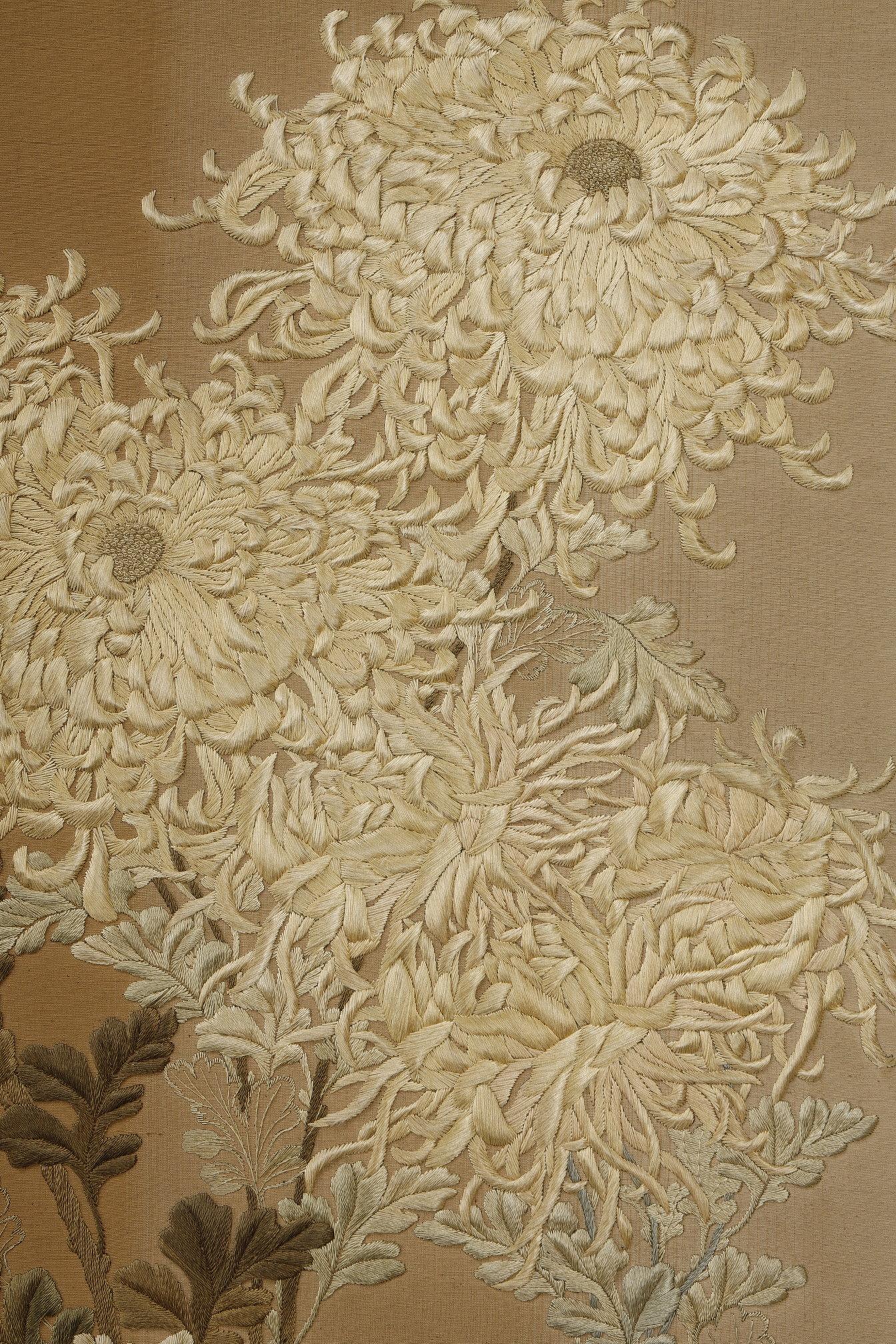 Beautiful Chrysanthemum screen with the Honda clan coat of arms. Meiji Japan 2