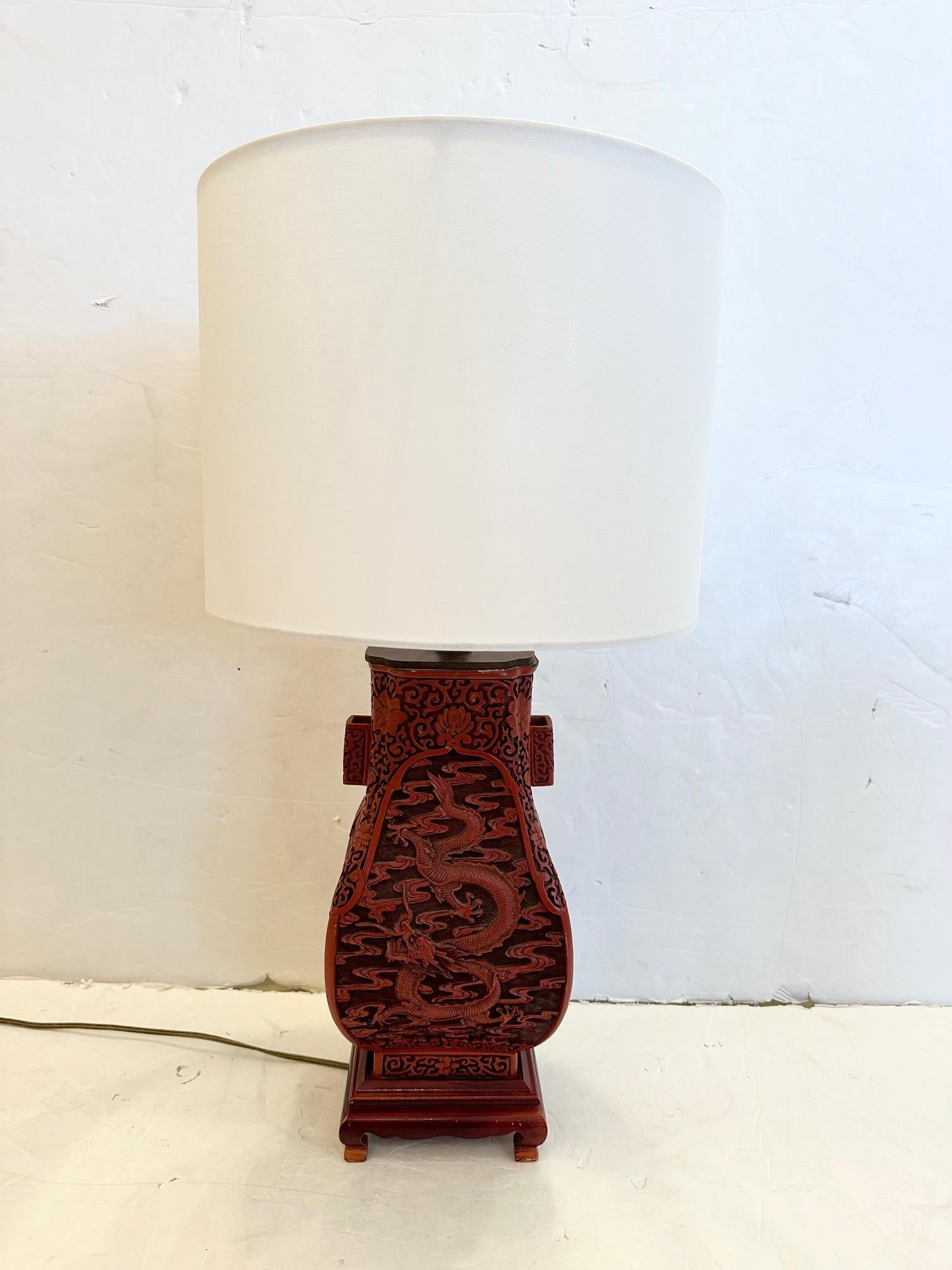 Schöne chinesische geschnitzte Cinnabar-Tischlampe aus rotem geschnitztem Holz (Mitte des 20. Jahrhunderts) im Angebot