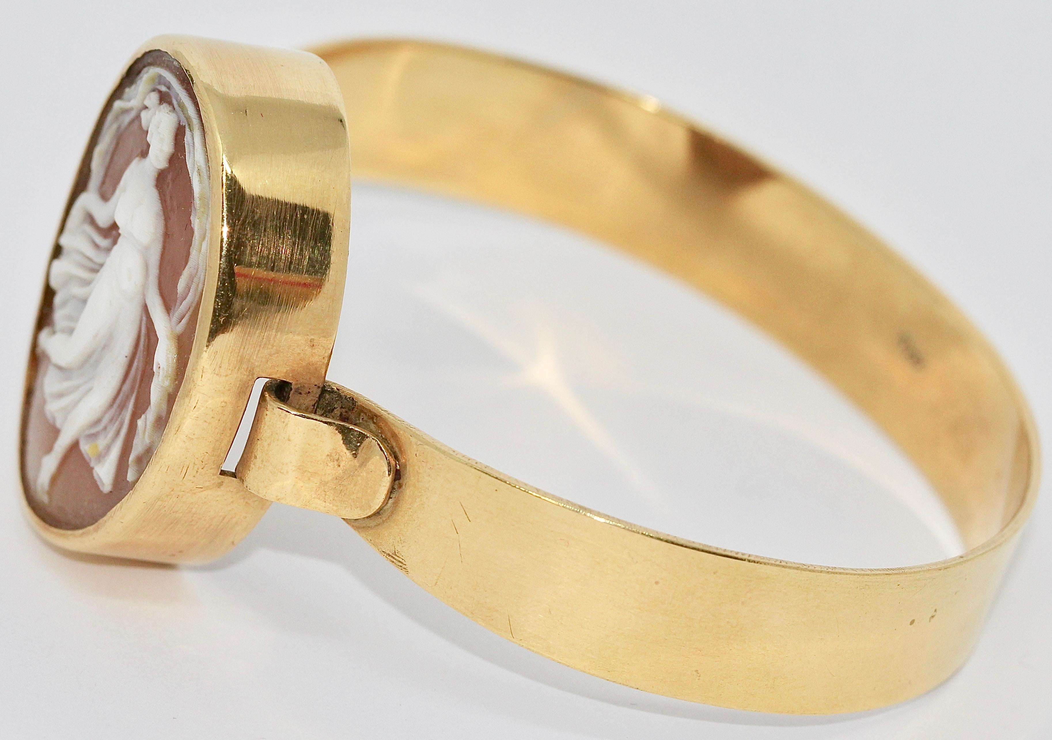 Magnifique bangle en or 18 carats avec camée.

Dimensions de la pièce de tête ovale : 37mm x 28.5mm

Largeur du bracelet 11-12 mm