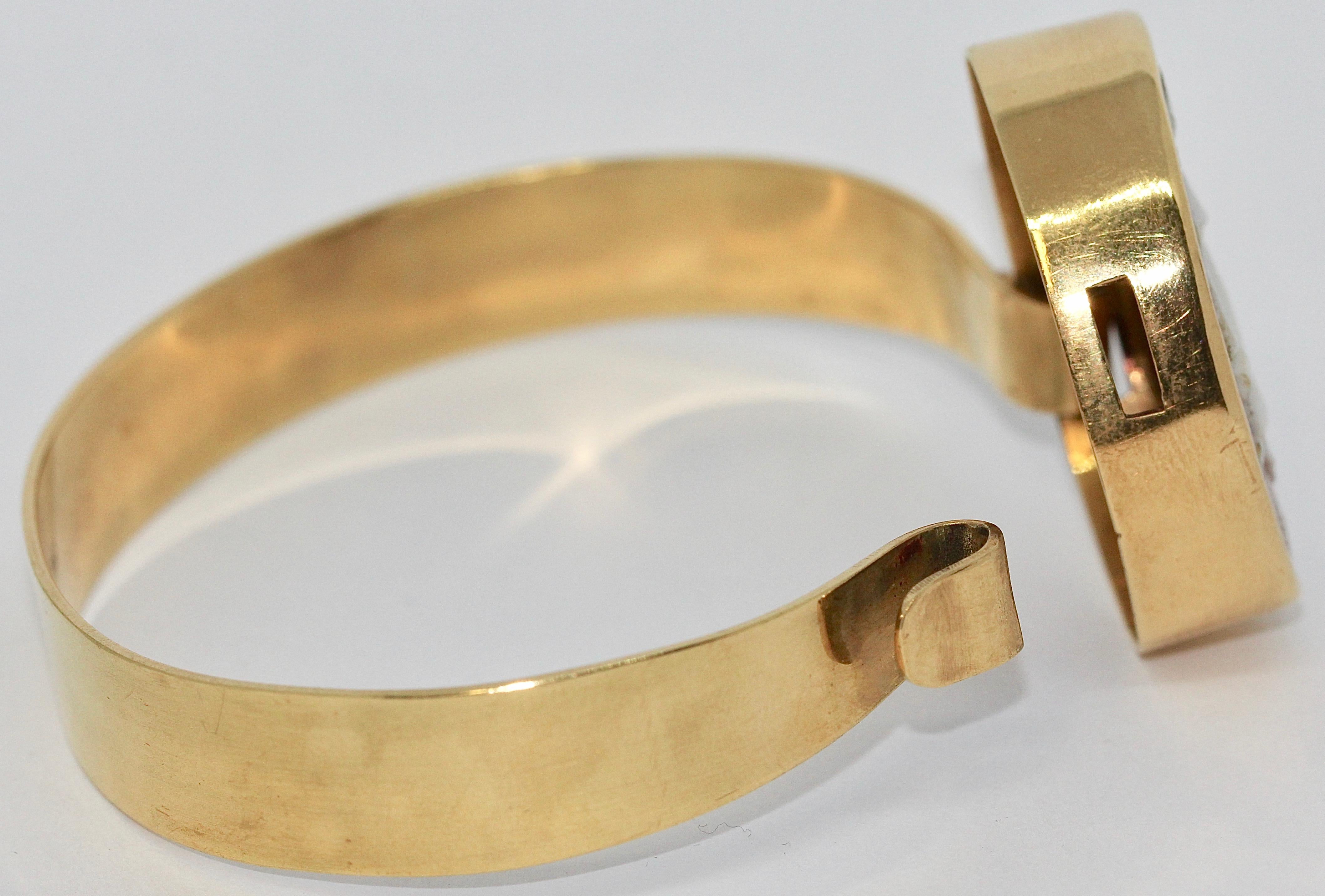 Beautiful Clasp Bangle, 18 Karat Gold with Cameo, Bracelet In Good Condition For Sale In Berlin, DE