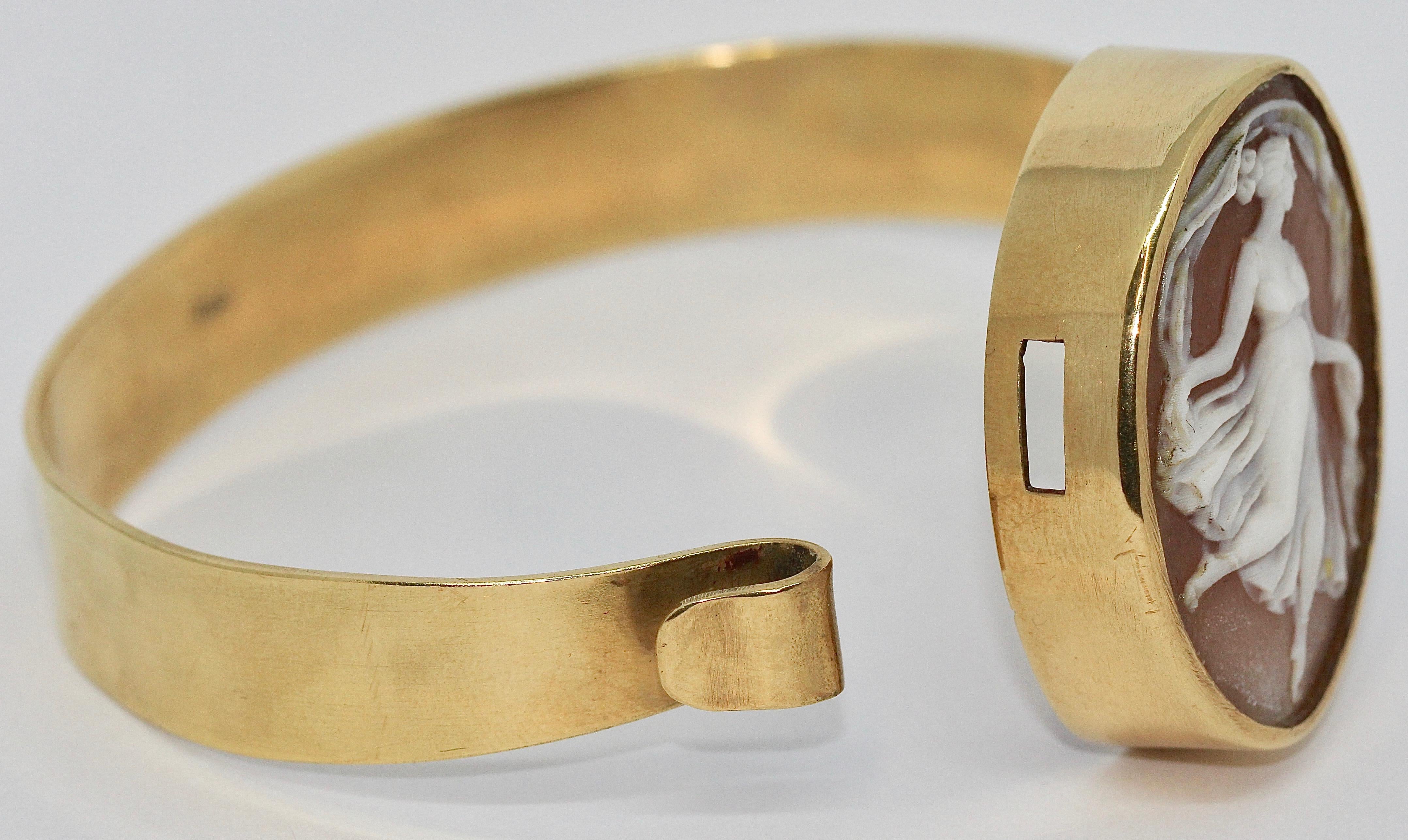 Magnifique bracelet jonc à fermoir en or 18 carats avec camée en vente 1
