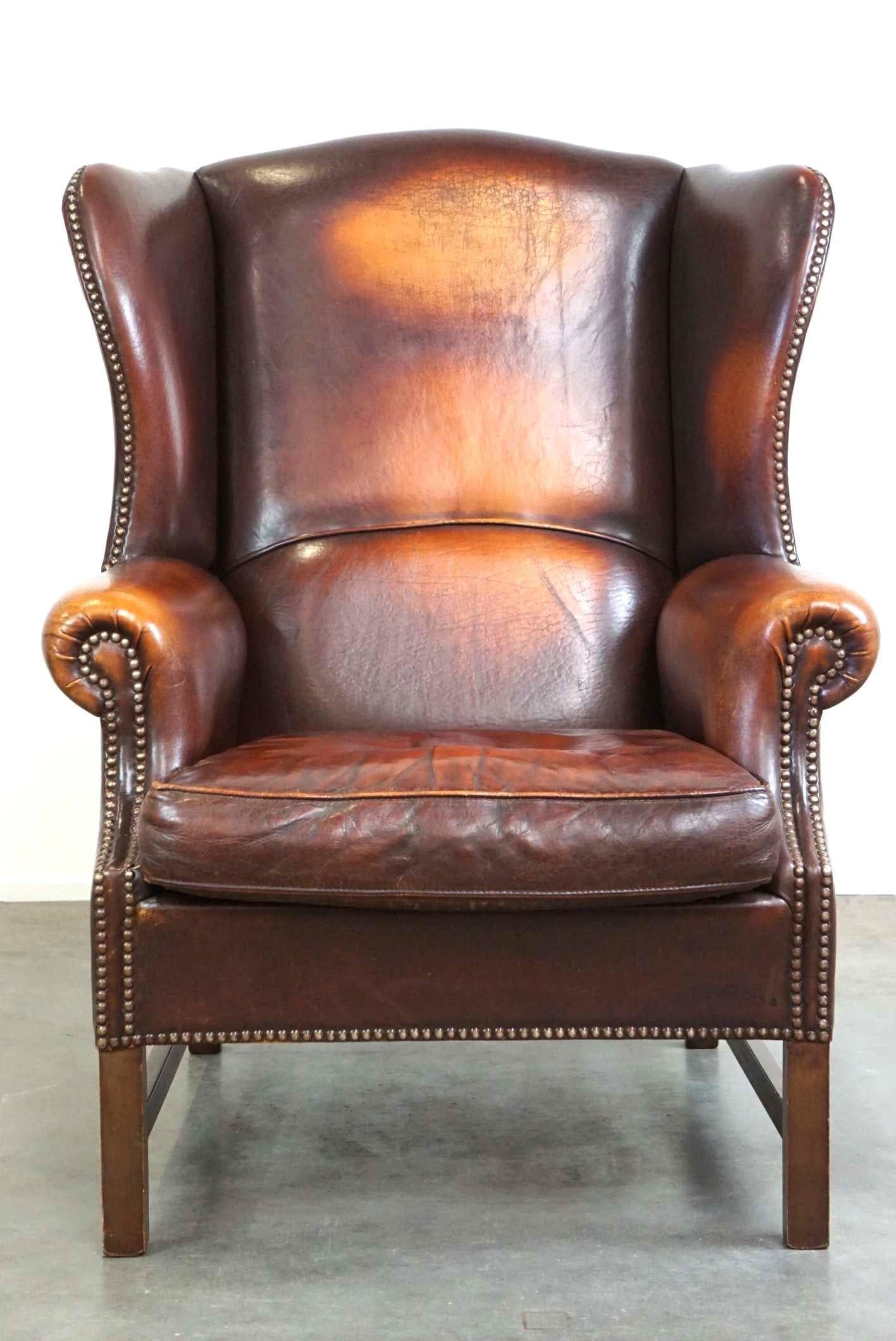 This armchair is in good condition, with only a few normal signs of wear, and has a luxurious and timeless appearance. Due to its high-quality materials and excellent condition, this is an armchair you can enjoy for a very long time with proper