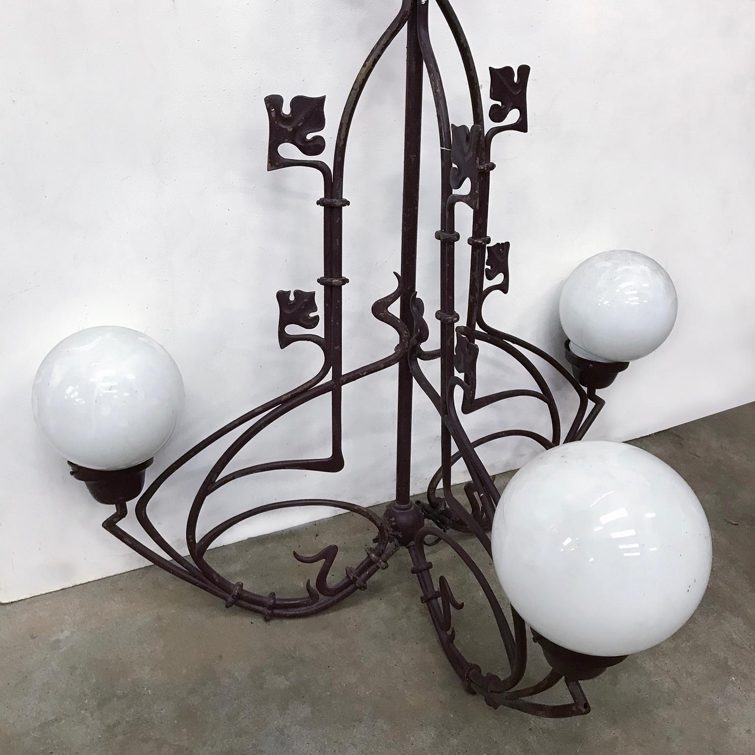 Belle lampe, en Bourgogne, avec trois bras et trois abat-jours en verre blanc. (2 ne sont pas d'origine).
Une feuille ornementale et deux bras sont également détachés et la peinture s'est quelque peu effritée au fil des ans.
Donc, un peu de travail