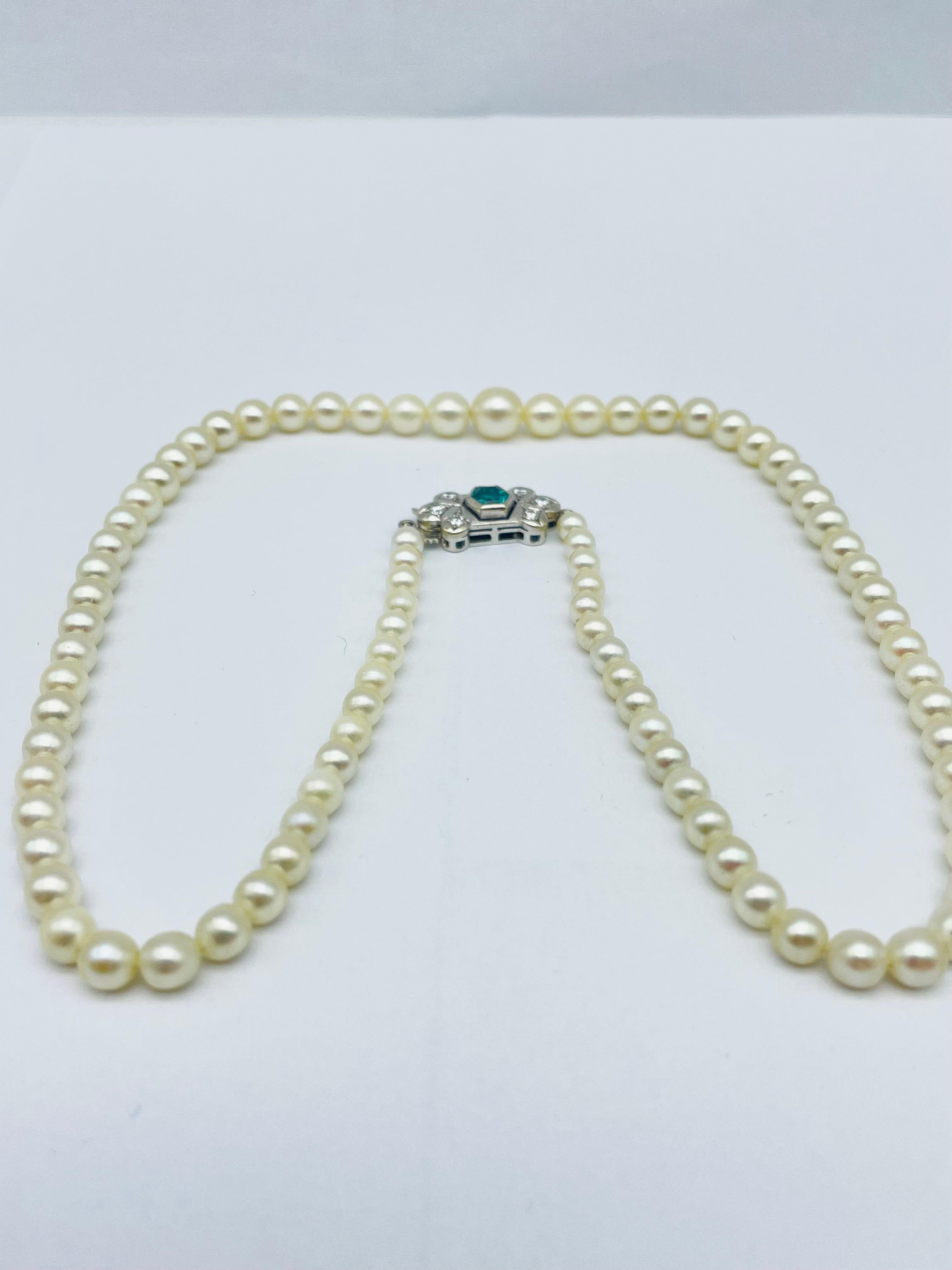 Beautiful Classic Pearl Necklace with Diamonds In Good Condition For Sale In Berlin, BE