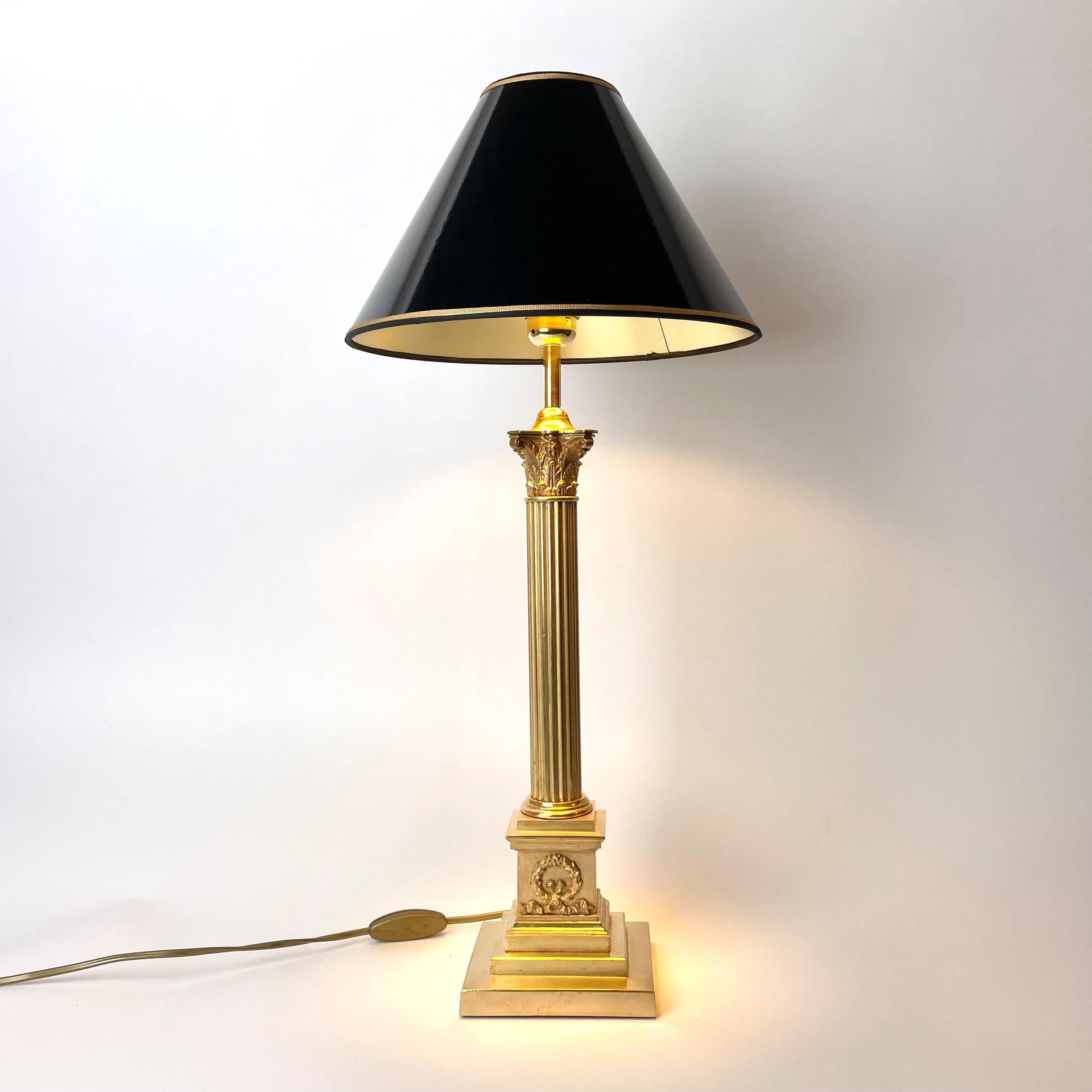 Beautiful classic table lamp in matte gold with polished edges in gold. Originally a kerosene lamp from the late 19th century that was converted into an electric table lamp in the 20th century.

Beautiful in its matte gold with the shiny edges,