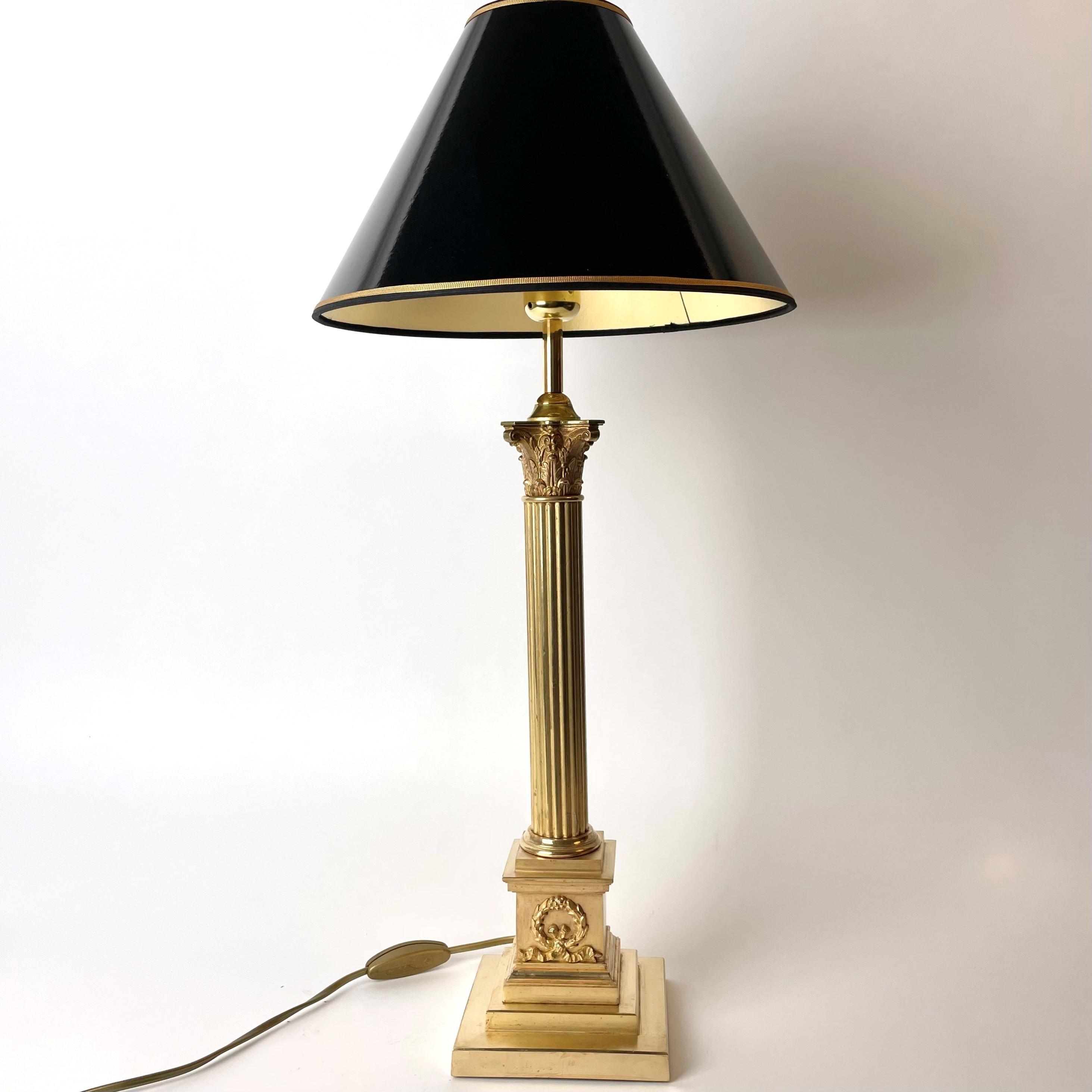 Européen Belle lampe de table Classic en or mat du 19e siècle en vente
