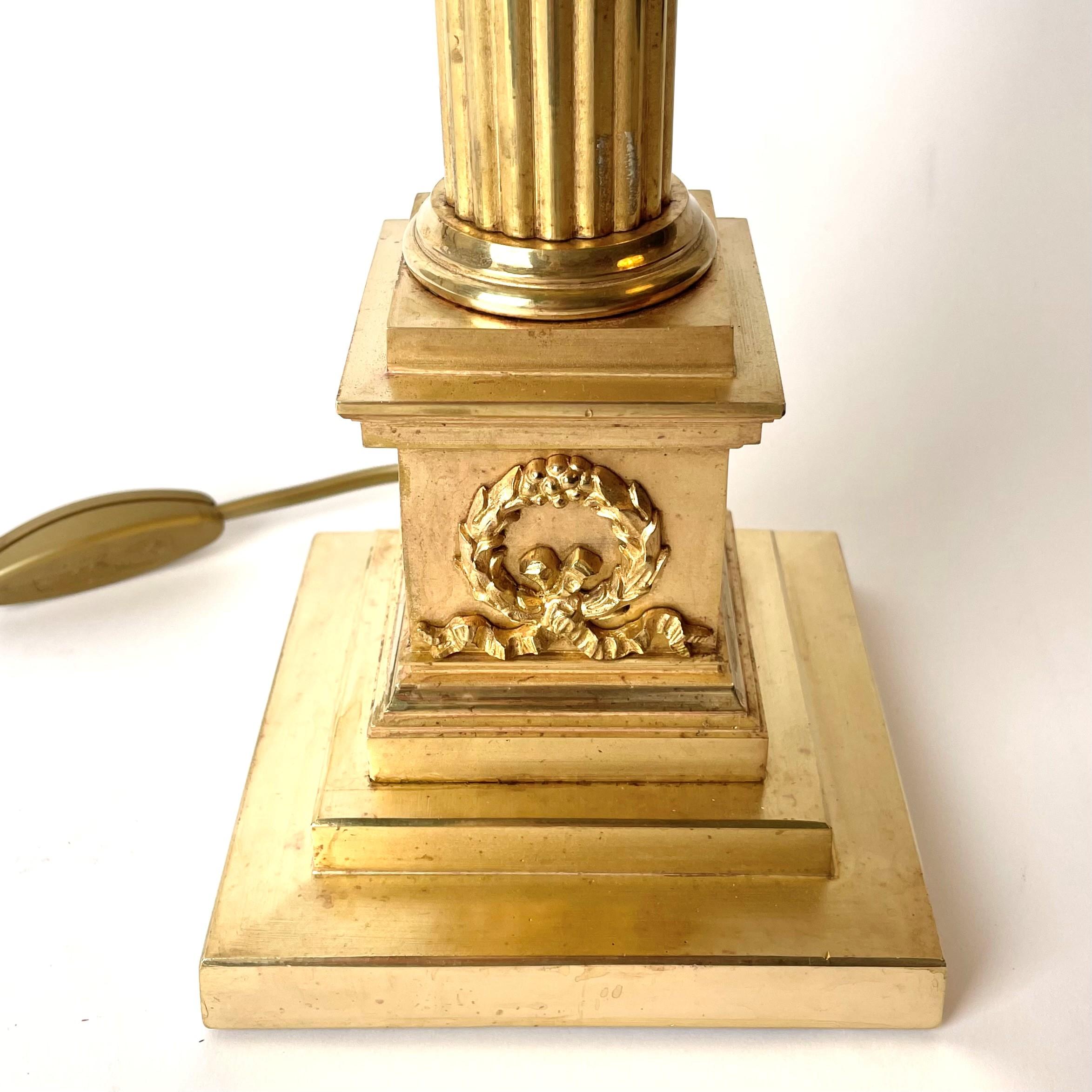 Belle lampe de table Classic en or mat du 19e siècle Bon état - En vente à Knivsta, SE