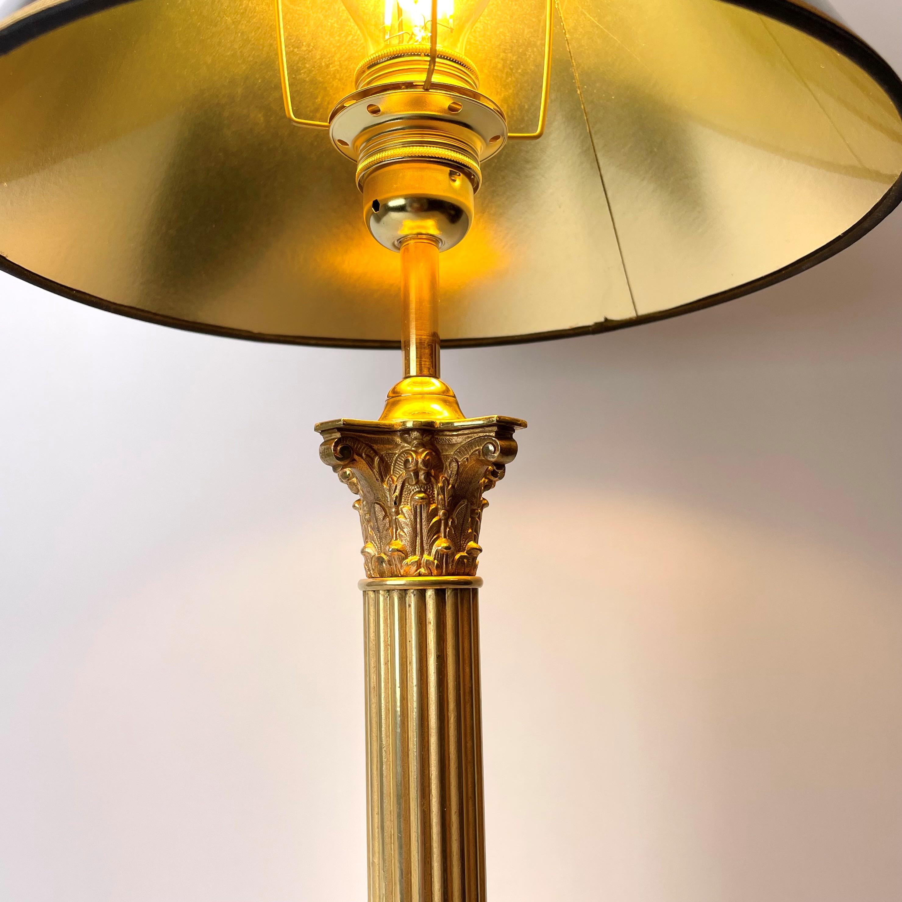 Plaqué or Belle lampe de table Classic en or mat du 19e siècle en vente