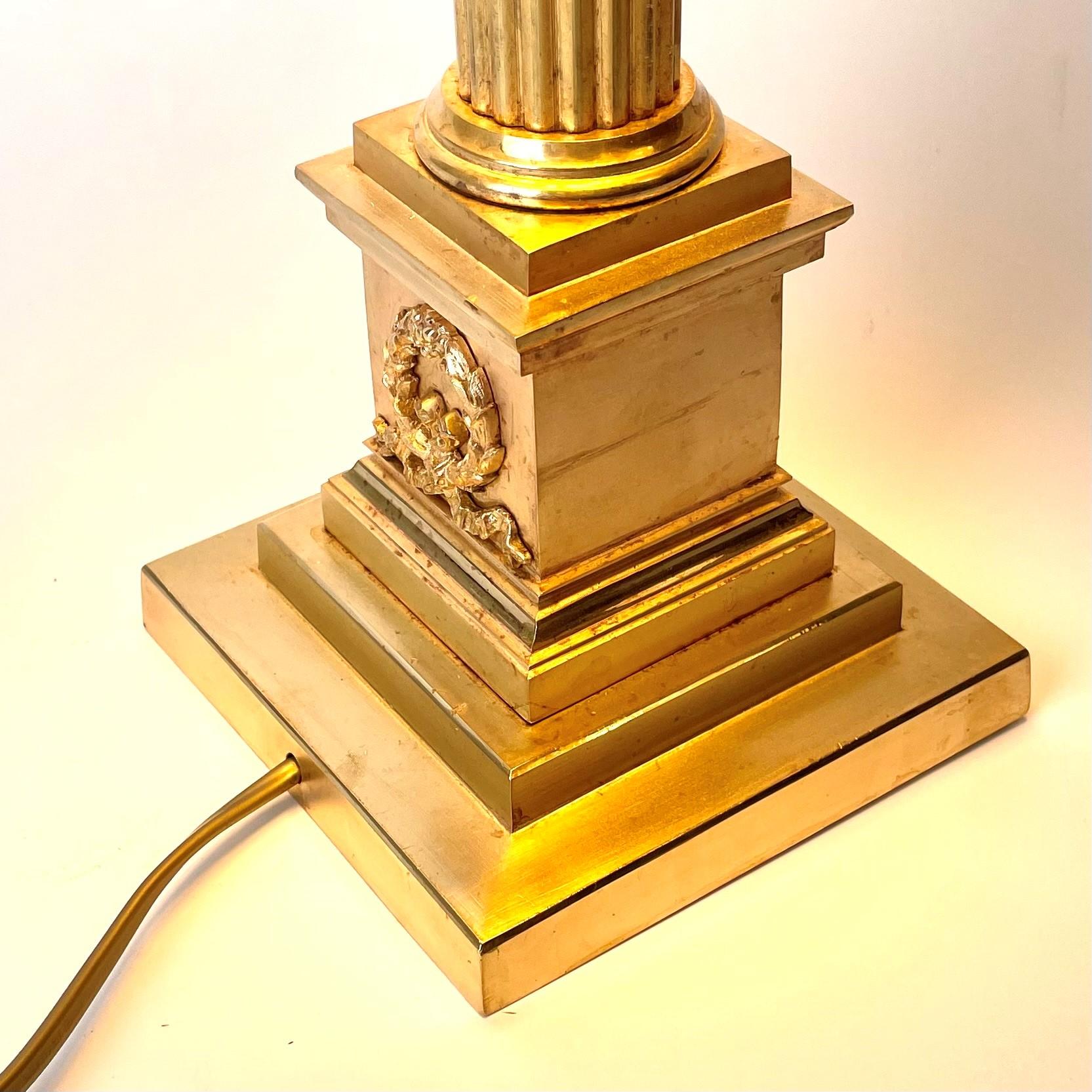 Belle lampe de table Classic en or mat du 19e siècle en vente 1