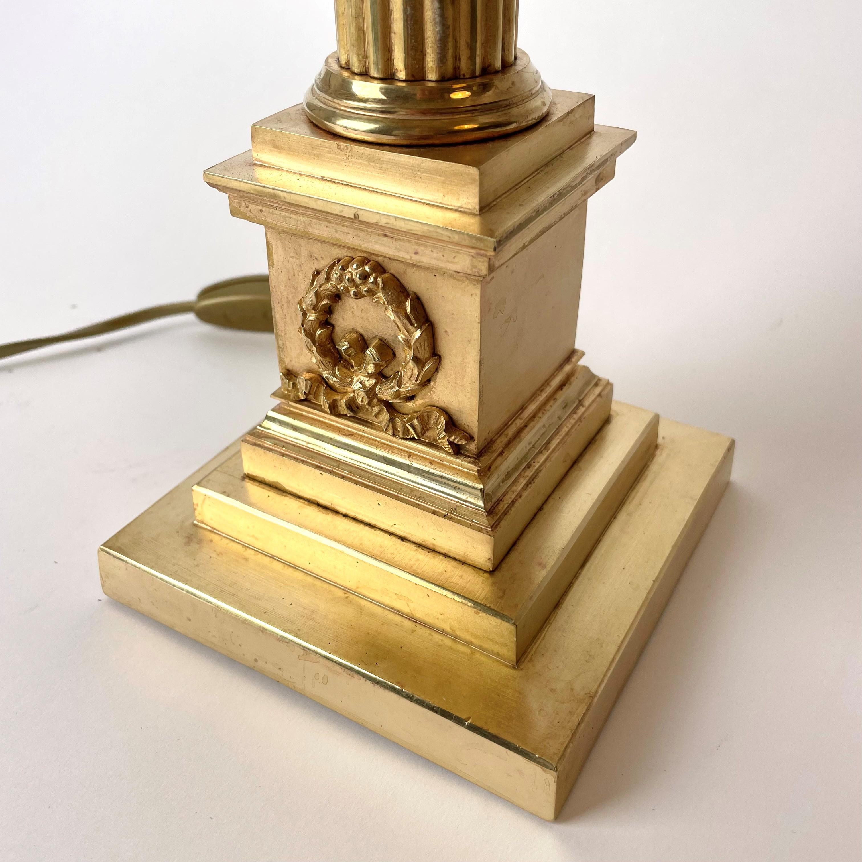 Belle lampe de table Classic en or mat du 19e siècle en vente 2