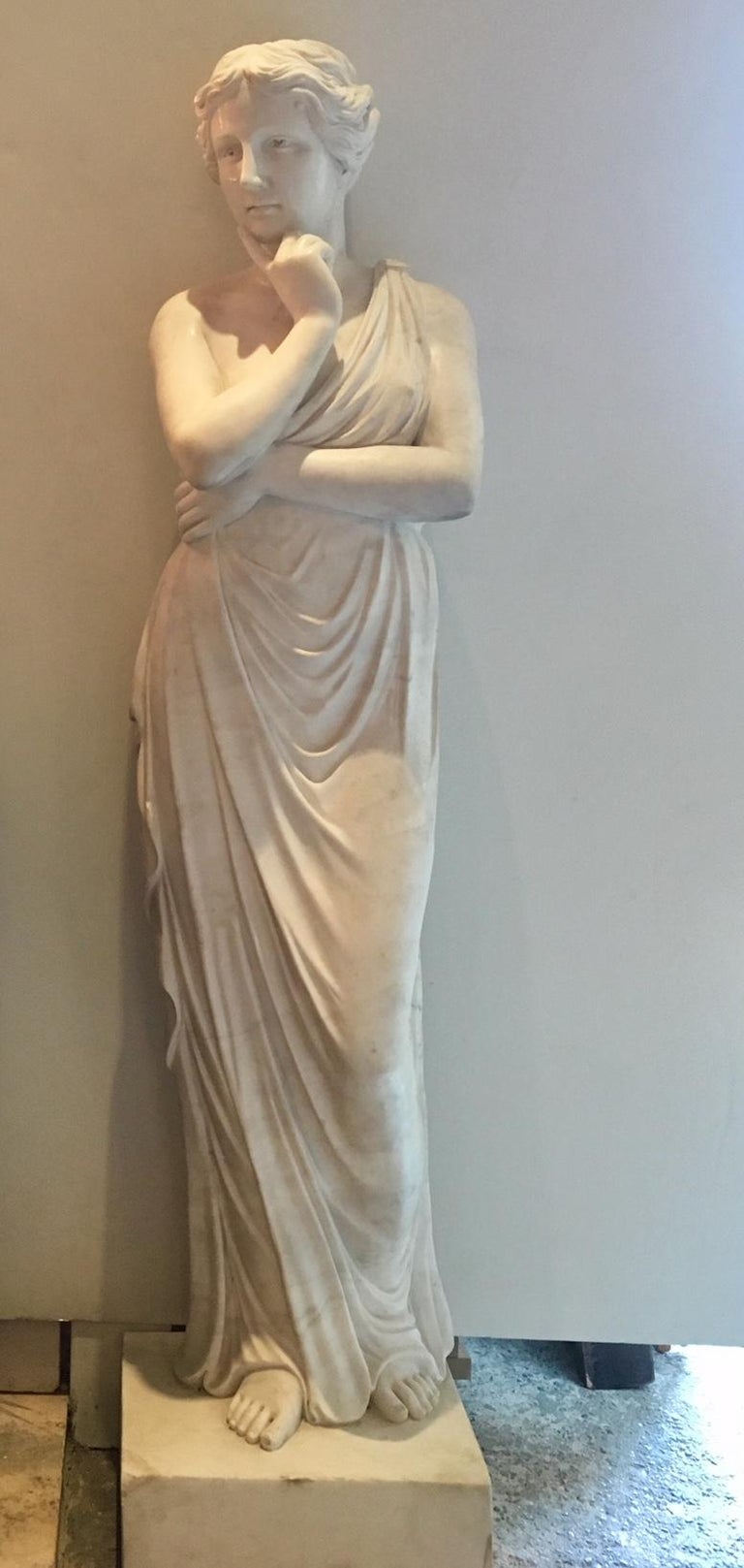 Beautiful Classical HandCarved LifeSized Statue of Venus For Sale at