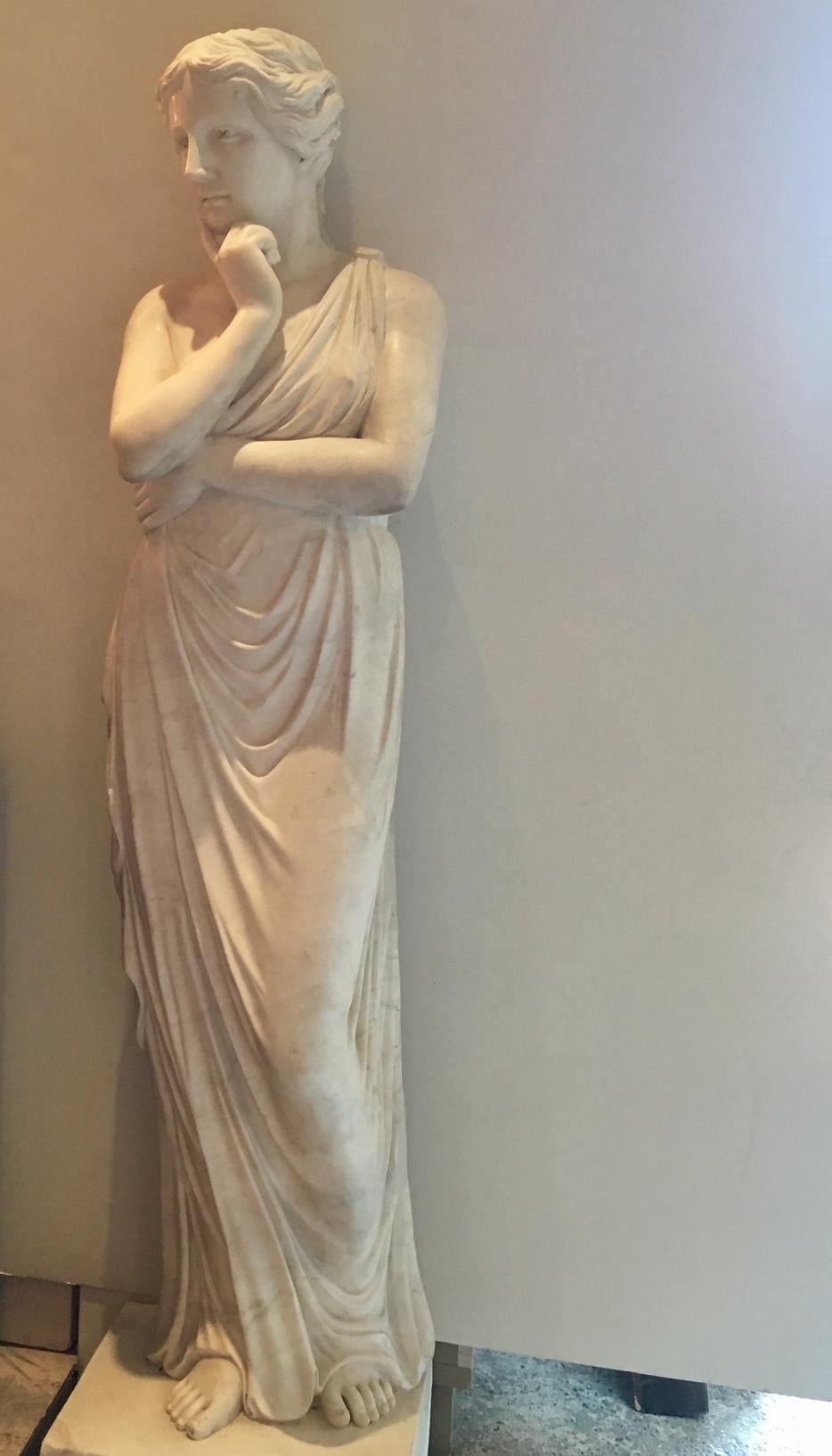 Beautiful Classical Hand-Carved Life-Sized Statue of Venus In Good Condition In Baambrugge, NL