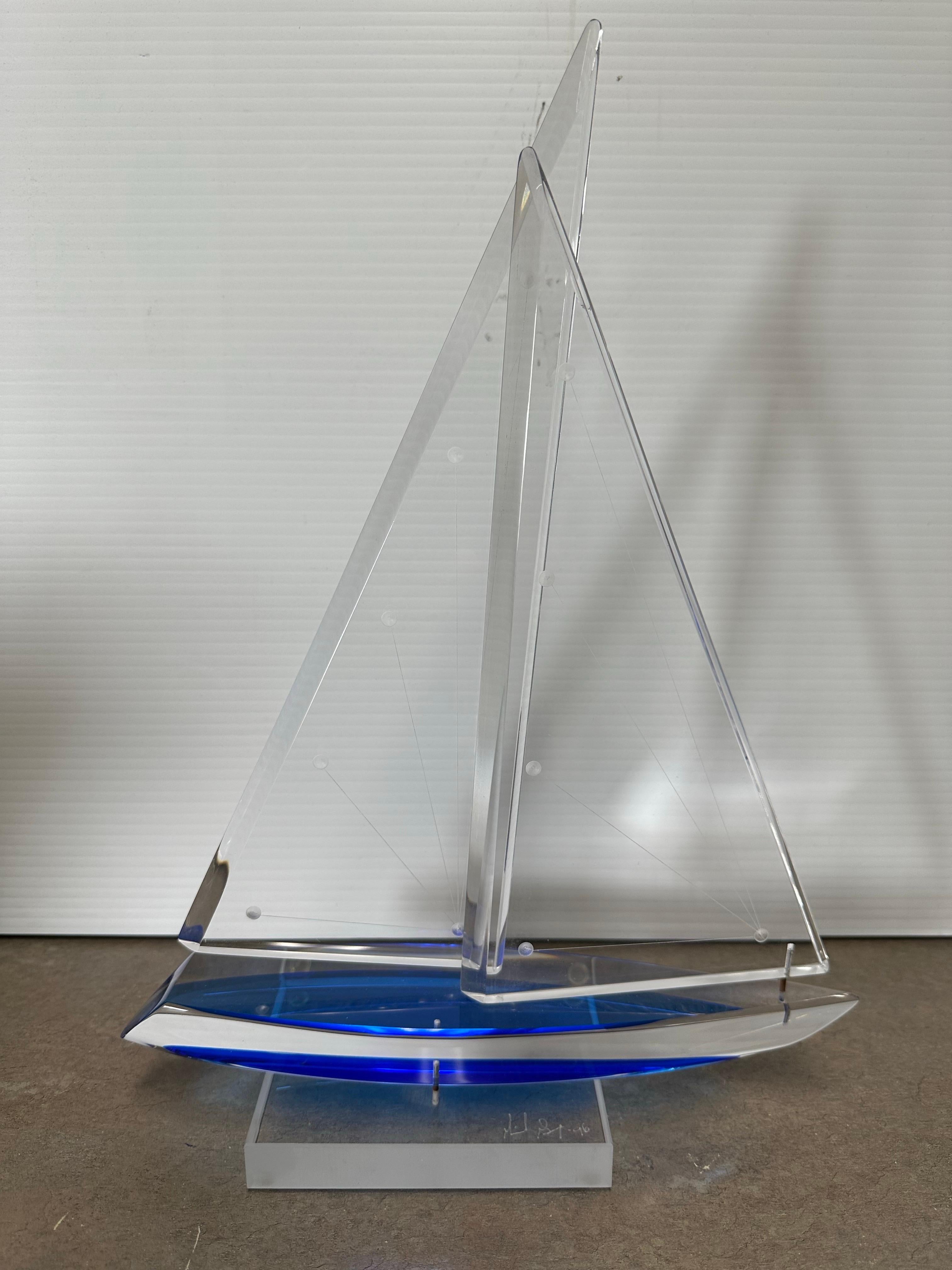 Wunderschöne klare und blaue Lucite-Skulptur eines Segelboots, signiert von Michael George, 1996 im Angebot 5