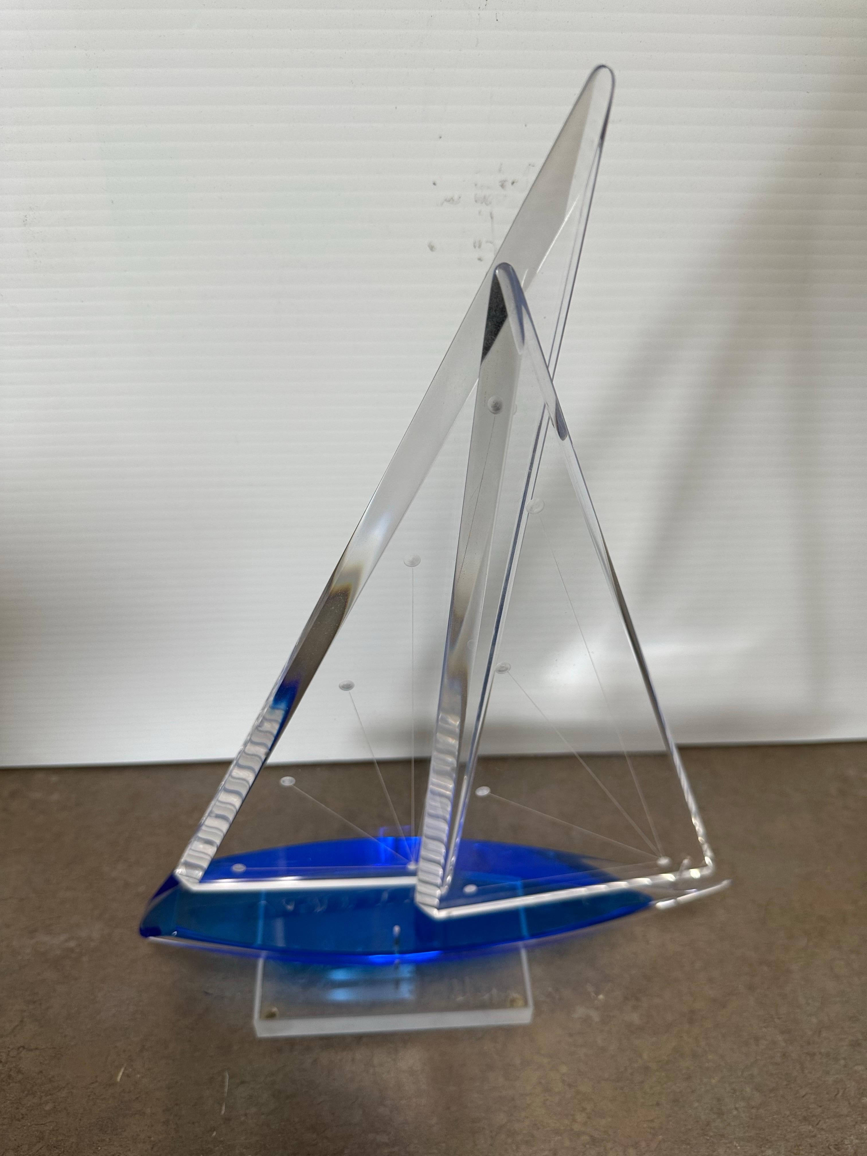 Wunderschöne klare und blaue Lucite-Skulptur eines Segelboots, signiert von Michael George, 1996 im Angebot 6