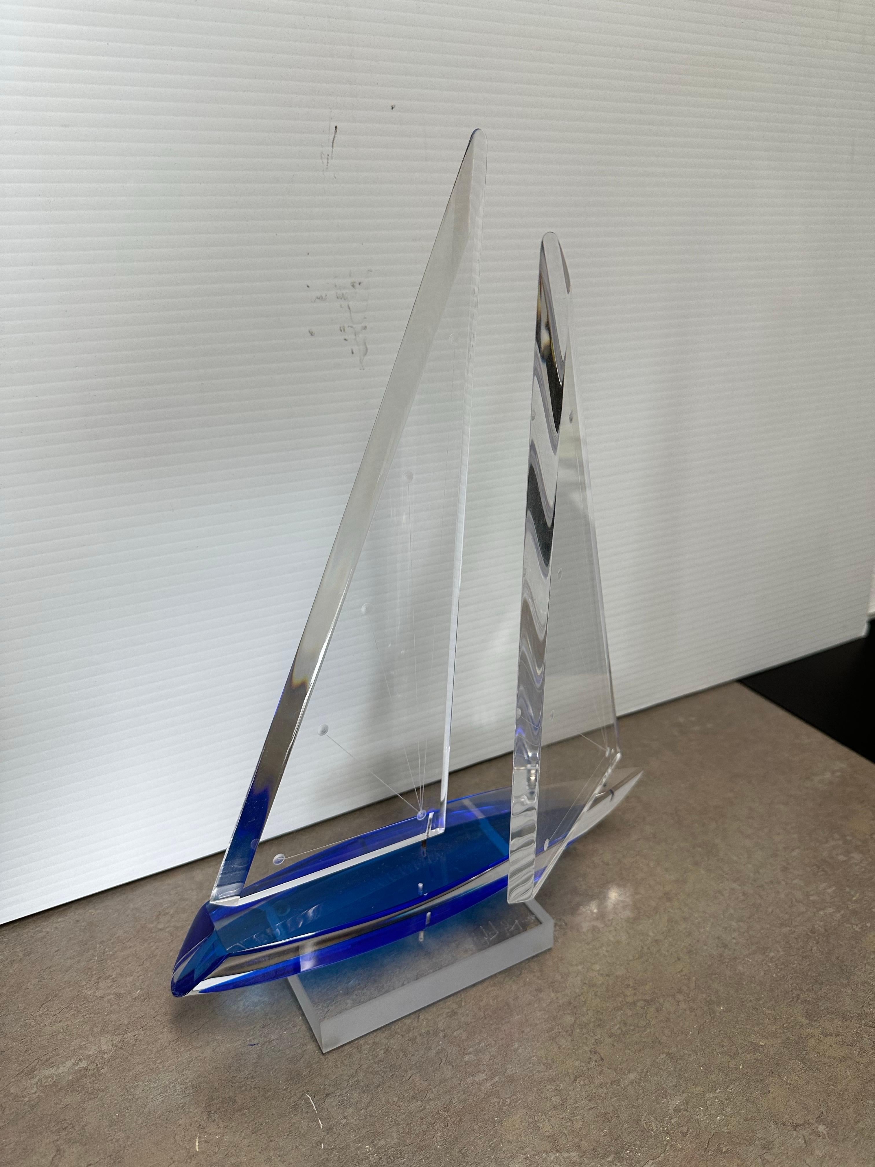 Wunderschöne klare und blaue Lucite-Skulptur eines Segelboots, signiert von Michael George, 1996 im Angebot 7