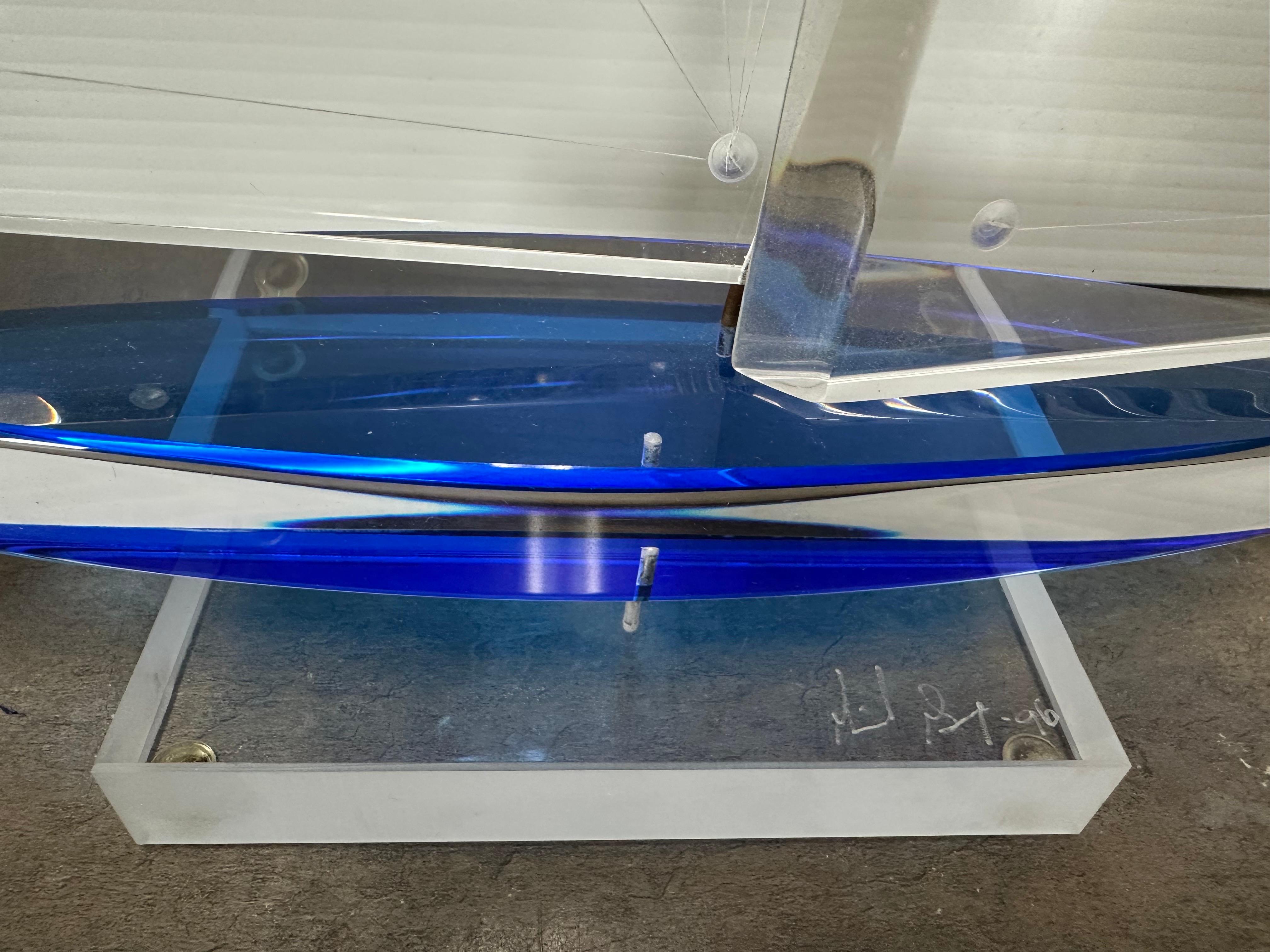 Wunderschöne klare und blaue Lucite-Skulptur eines Segelboots, signiert von Michael George, 1996 im Angebot 8