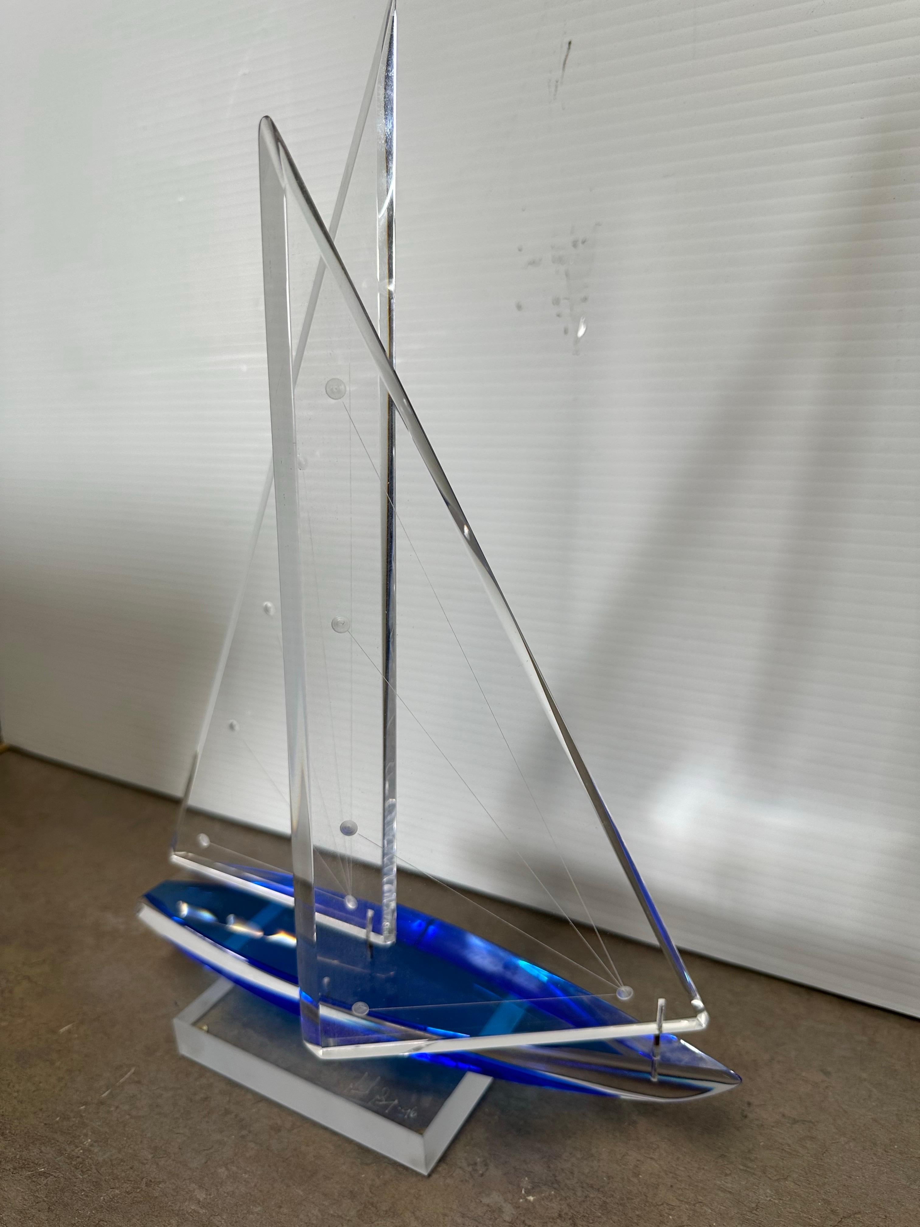 Wunderschöne klare und blaue Lucite-Skulptur eines Segelboots, signiert von Michael George, 1996 im Angebot 9