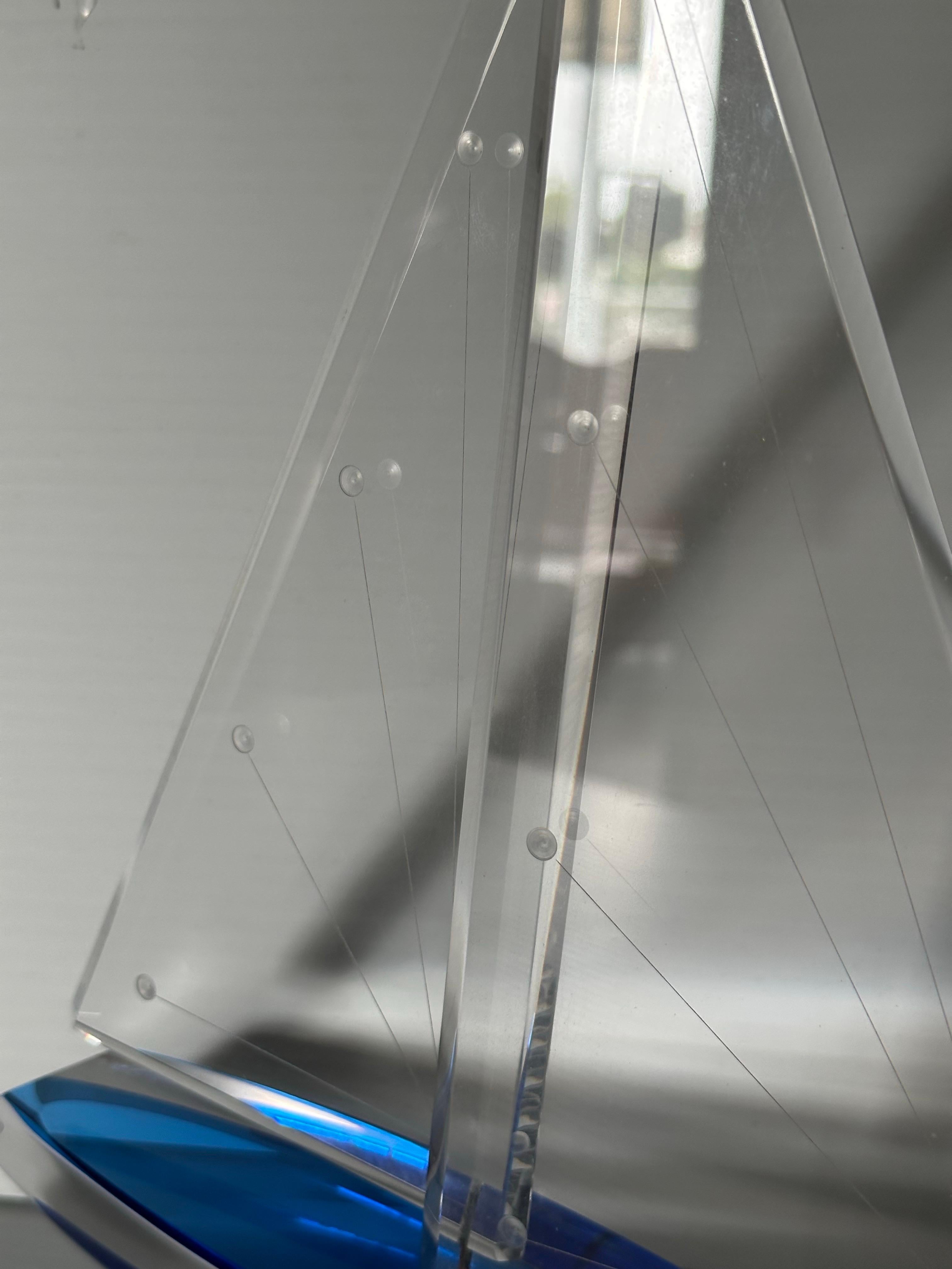 Wunderschöne klare und blaue Lucite-Skulptur eines Segelboots, signiert von Michael George, 1996 im Angebot 10