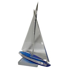 Magnifique sculpture de bateau à voile en lucite claire et bleue, signée par Michael George, 1996