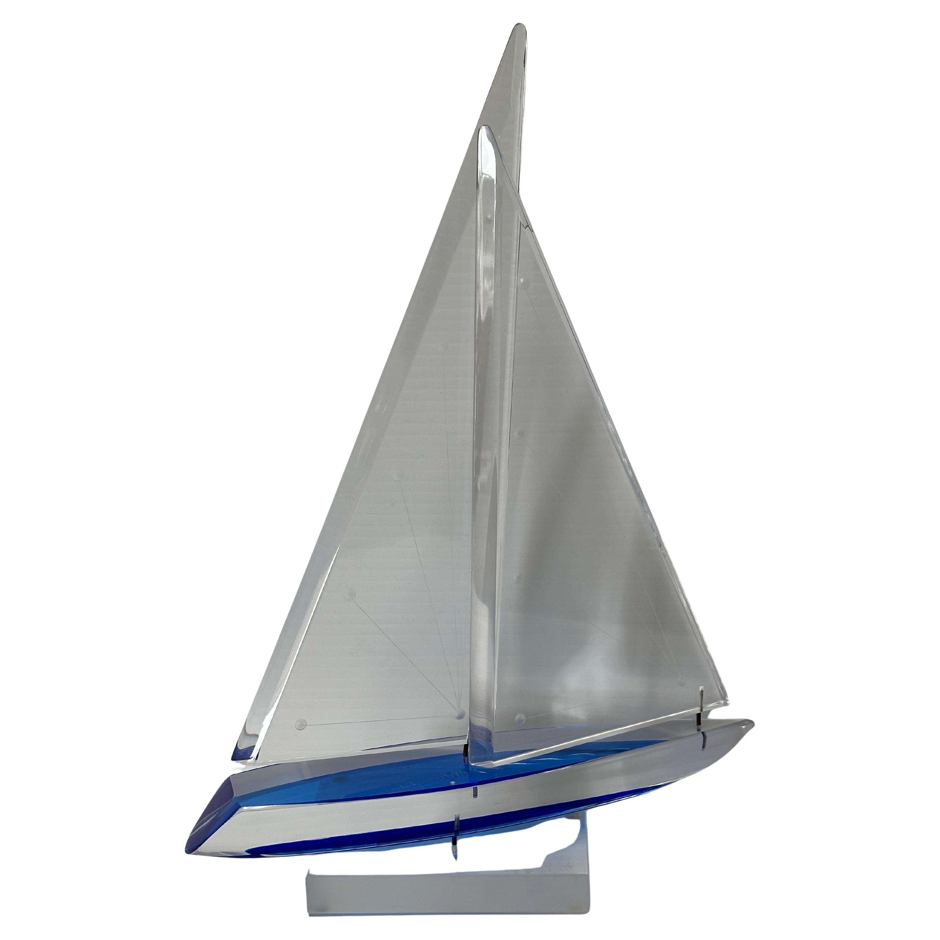 Wunderschöne klare und blaue Lucite-Skulptur eines Segelboots, signiert von Michael George, 1996 (Nordamerikanisch) im Angebot