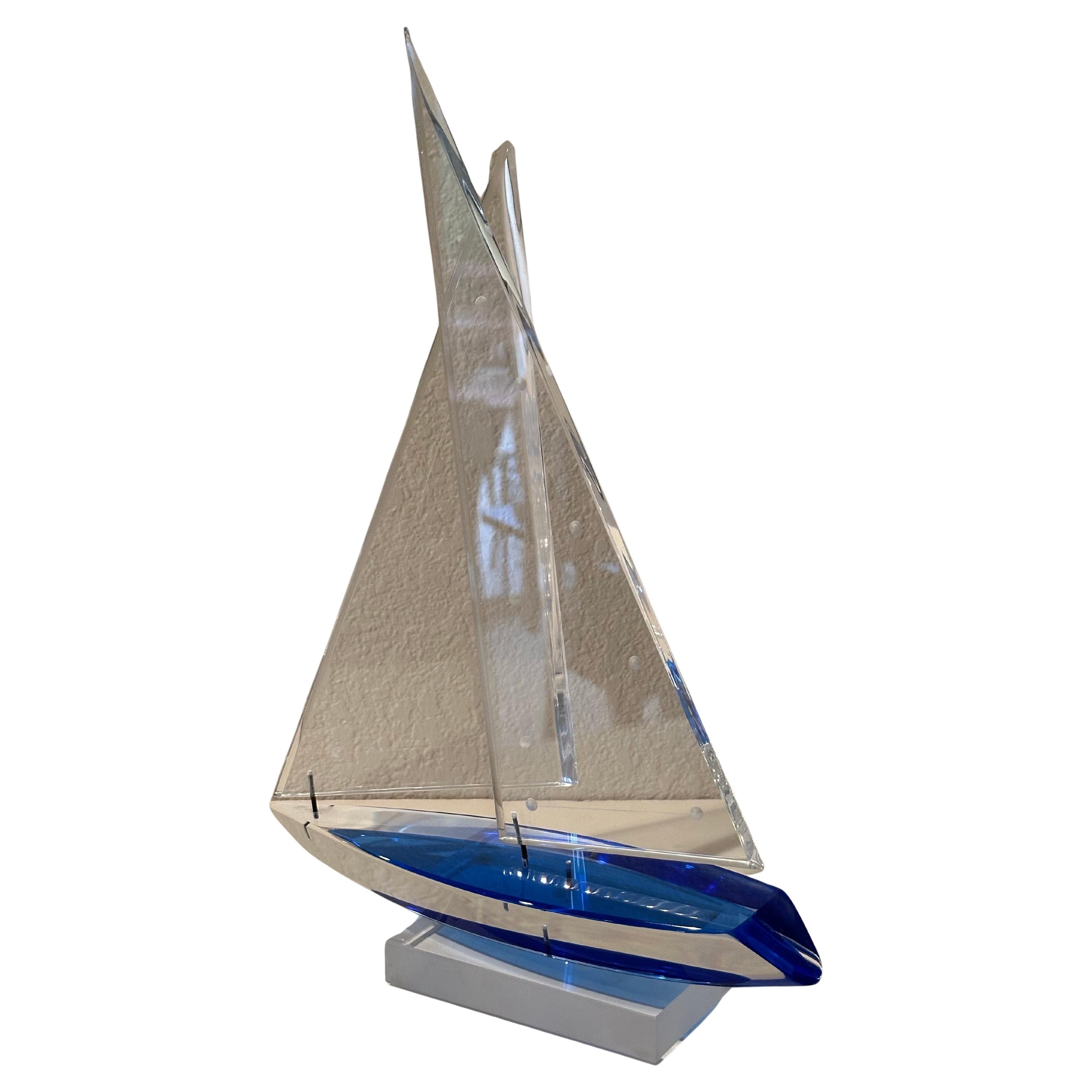 Wunderschöne klare und blaue Lucite-Skulptur eines Segelboots, signiert von Michael George, 1996 im Zustand „Gut“ im Angebot in San Diego, CA