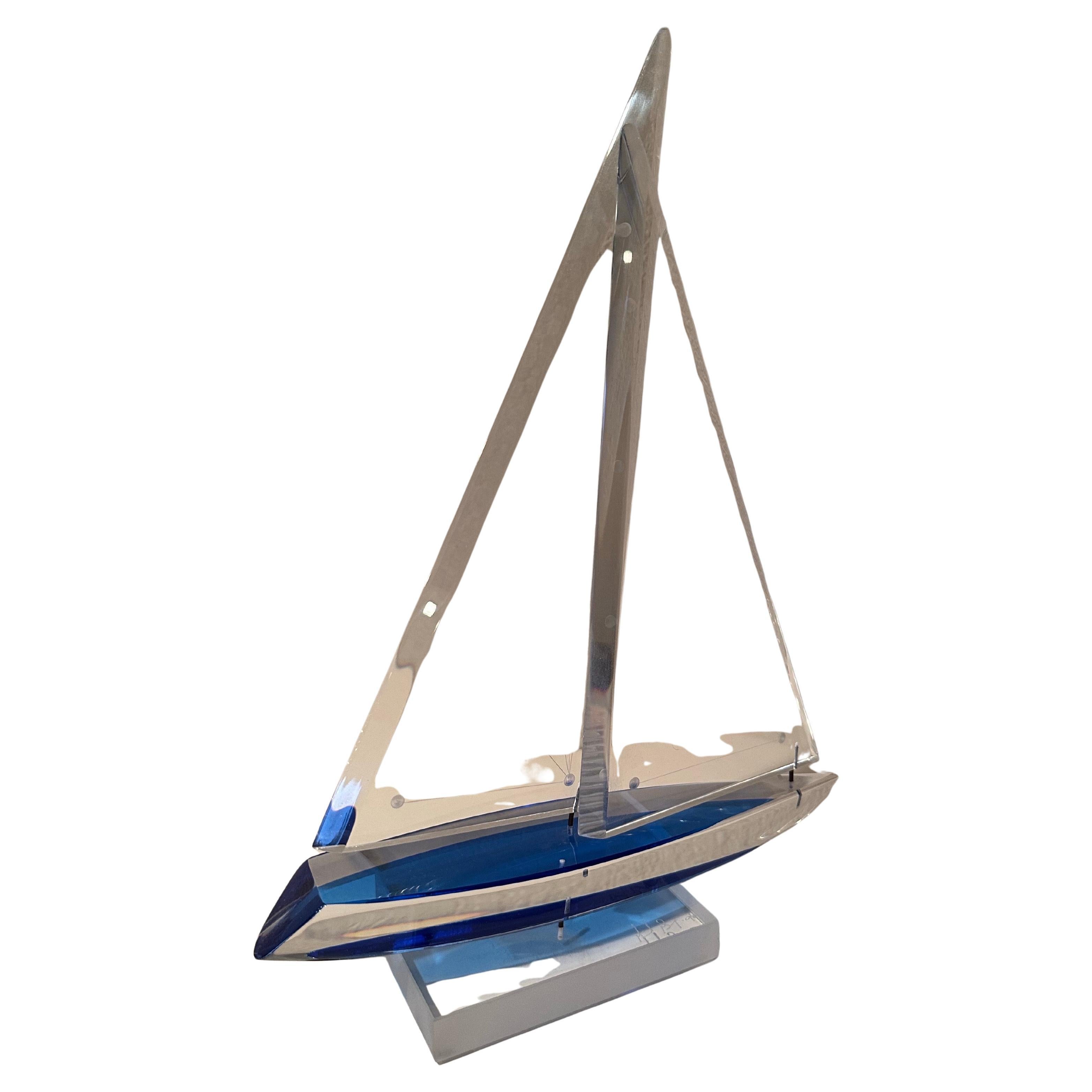Wunderschöne klare und blaue Lucite-Skulptur eines Segelboots, signiert von Michael George, 1996 (20. Jahrhundert) im Angebot