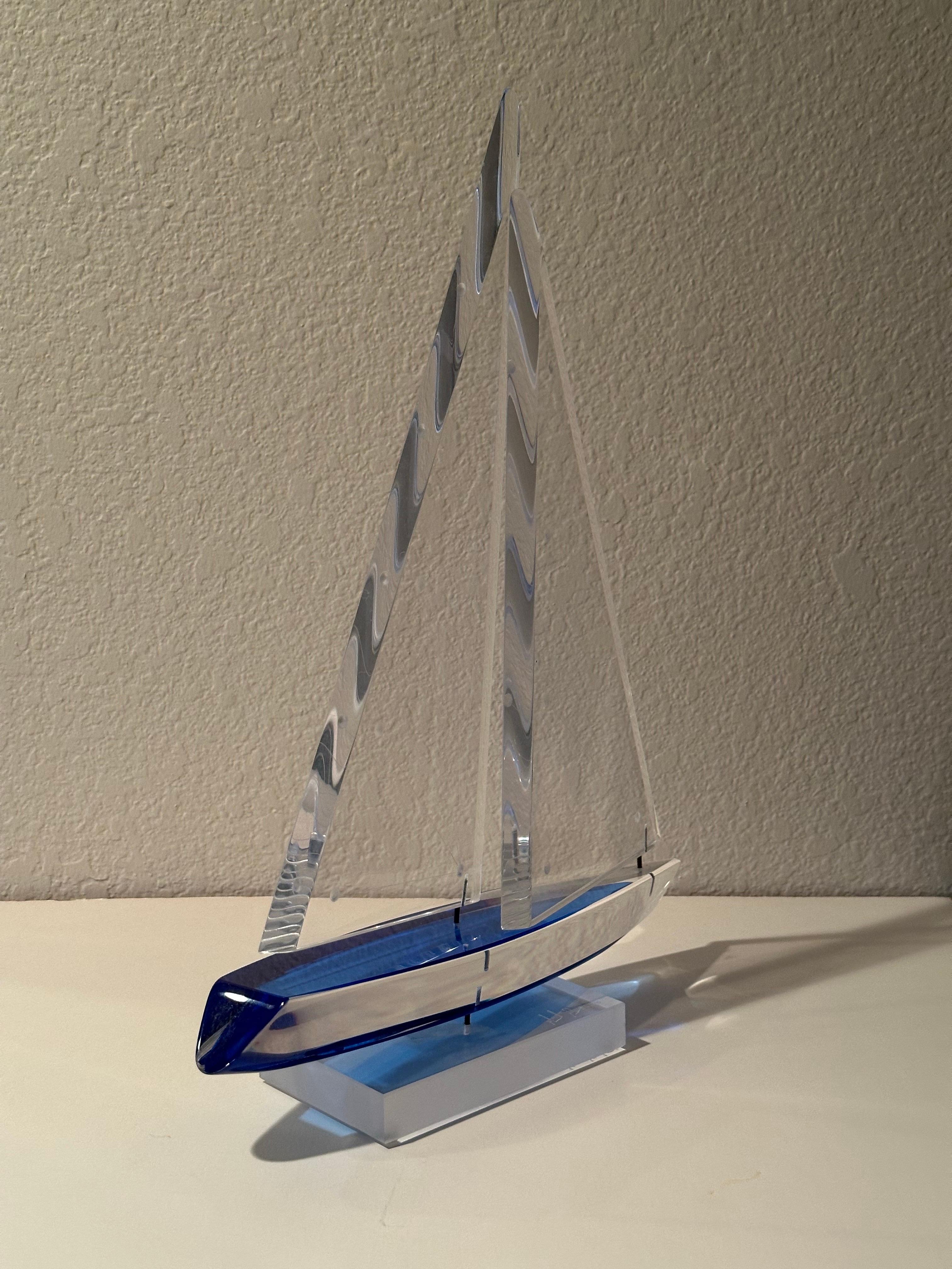 Wunderschöne klare und blaue Lucite-Skulptur eines Segelboots, signiert von Michael George, 1996 im Angebot 1