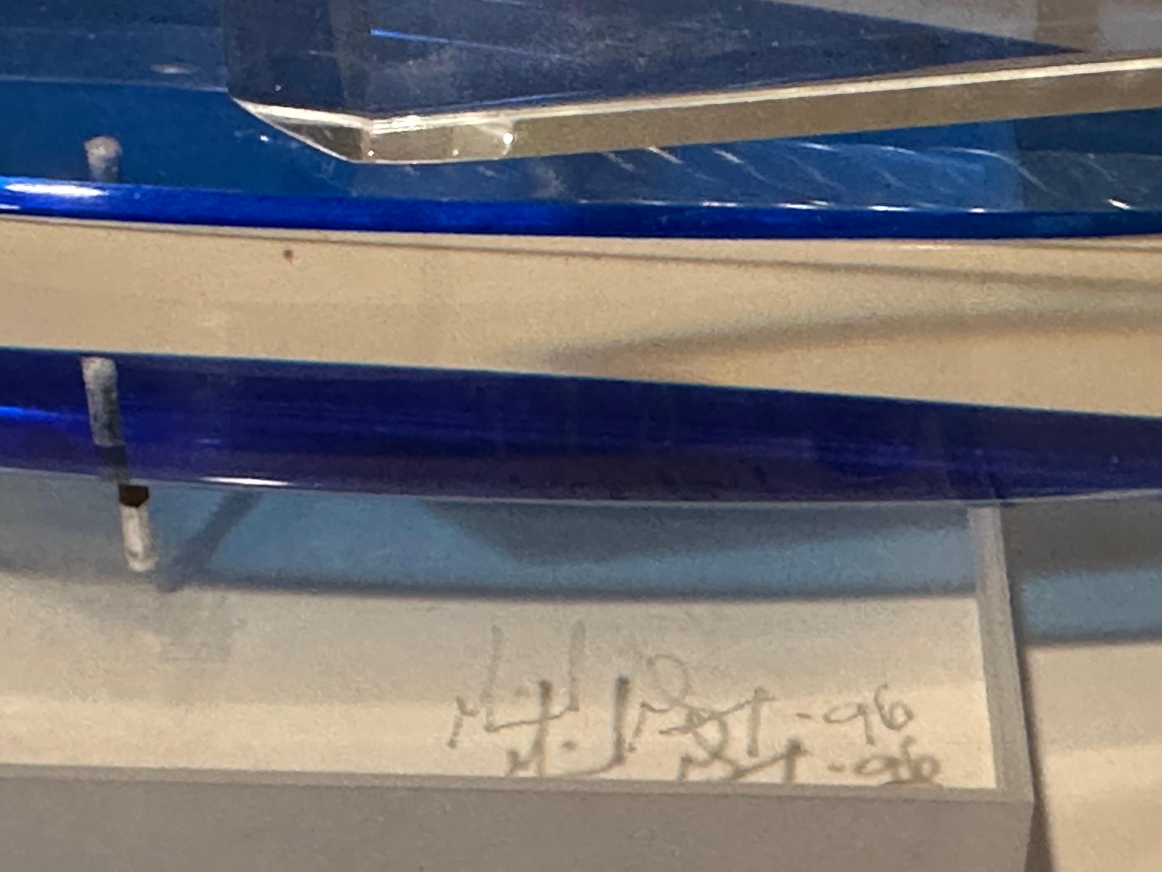Wunderschöne klare und blaue Lucite-Skulptur eines Segelboots, signiert von Michael George, 1996 im Angebot 2